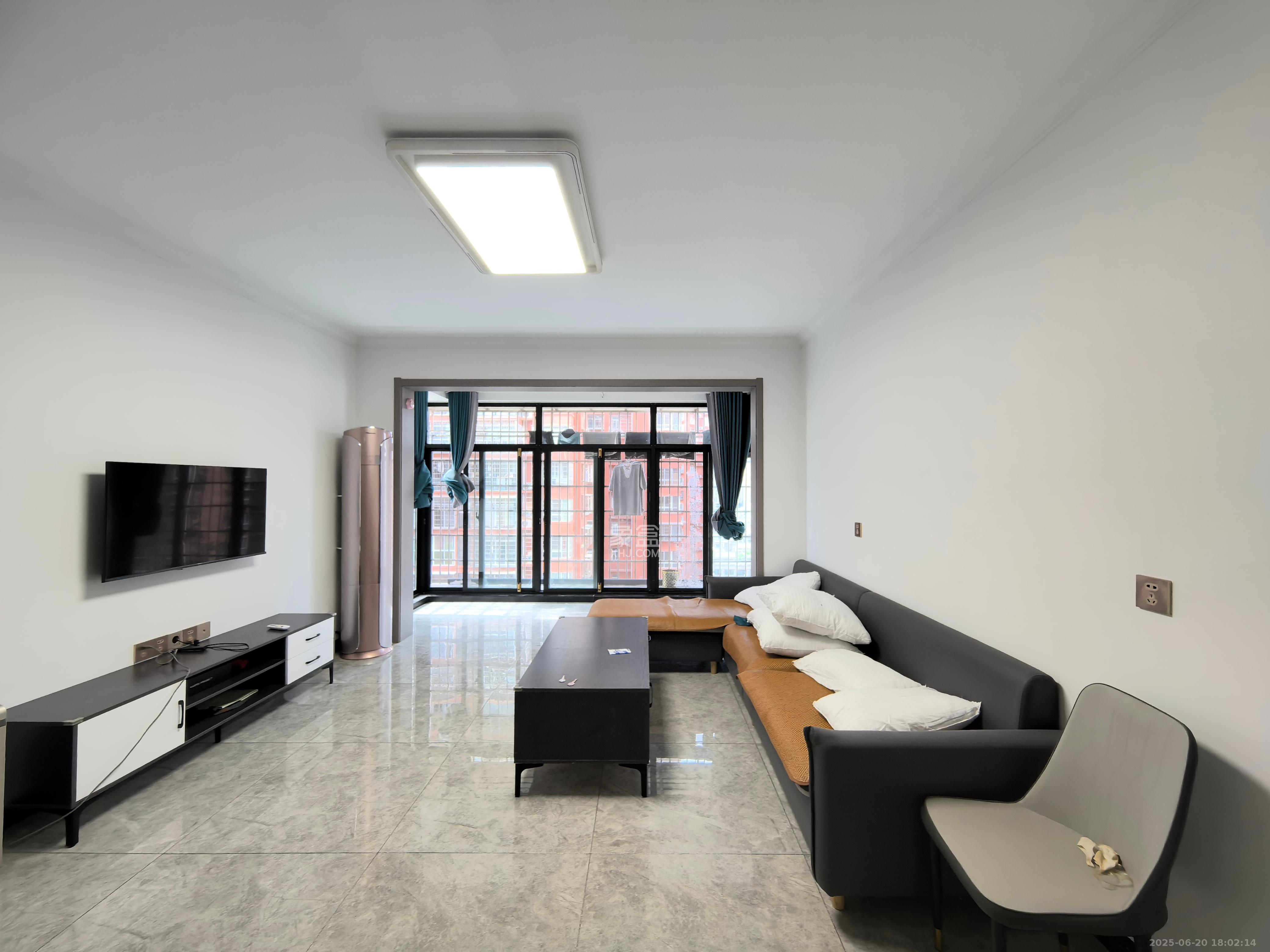 凯富南方鑫城 3室2厅2卫 2800.0元/月 凯富南方鑫城 3室2厅2卫 2800.0元/月室内图