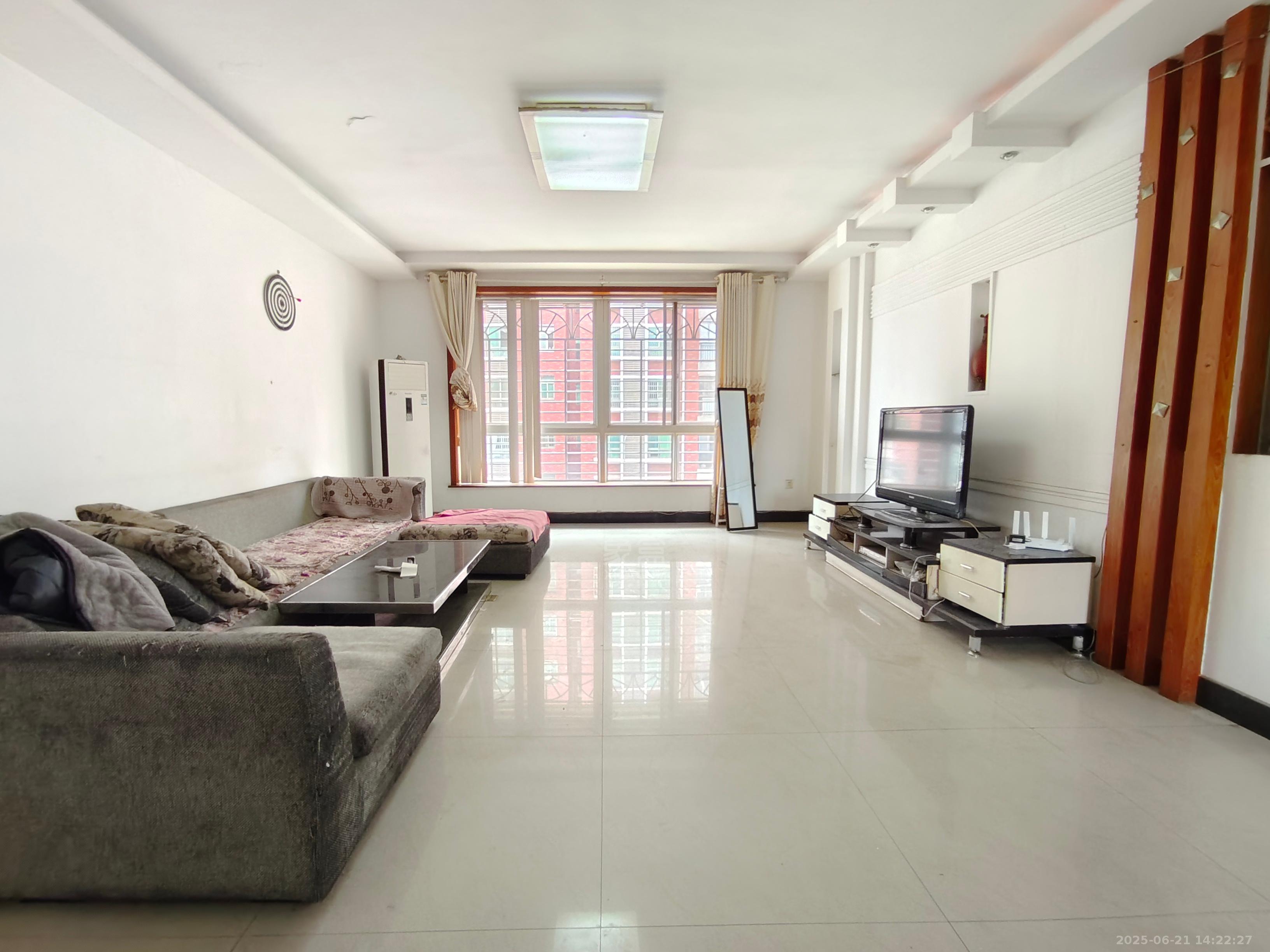 长城小区 4室2厅2卫 1350.0元/月 长城小区 4室2厅2卫 1350.0元/月室内图