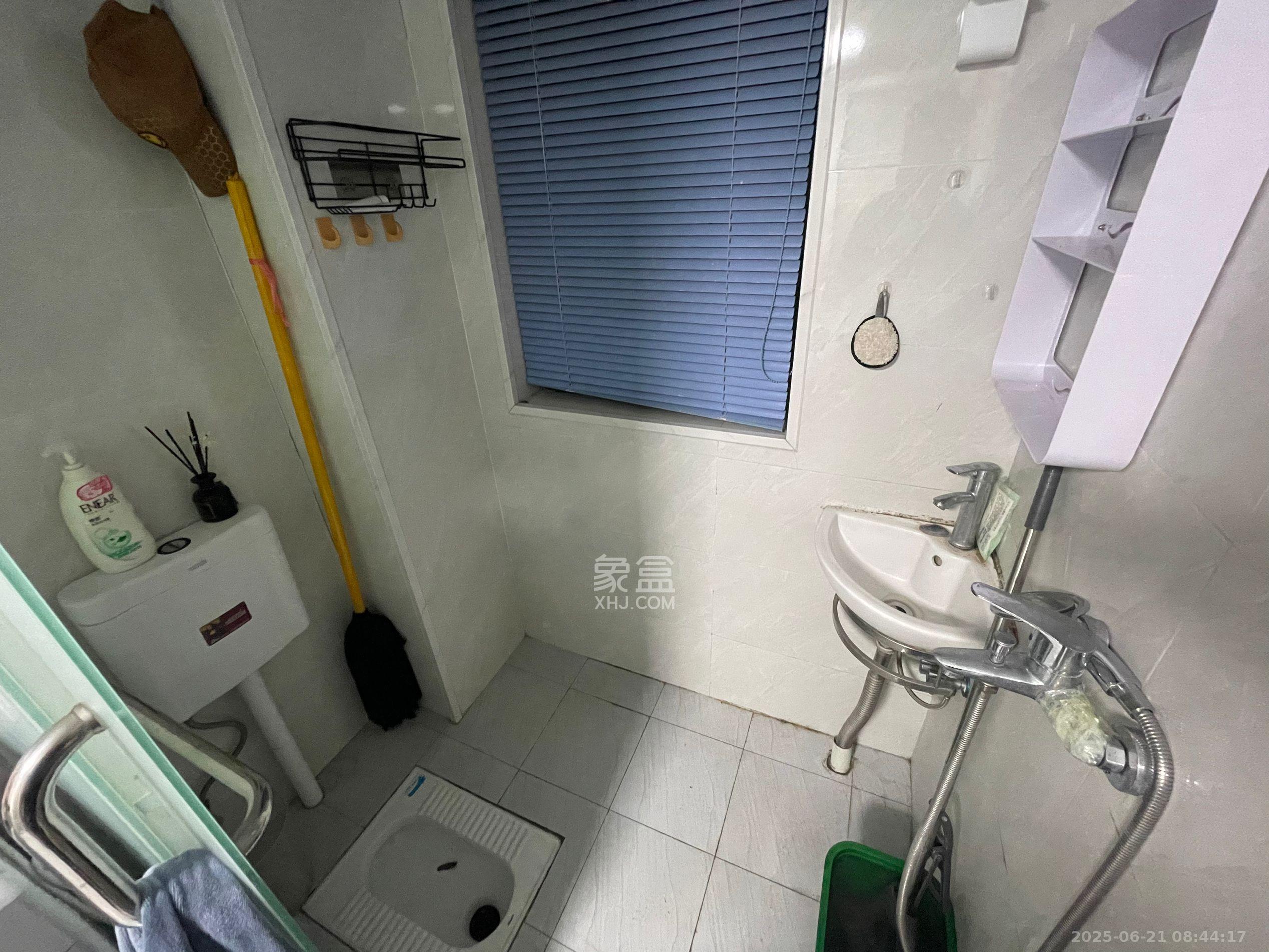 岳鞍阁小区 1室1厅1卫 1400.0元/月 岳鞍阁小区 1室1厅1卫 1400.0元/月室内图