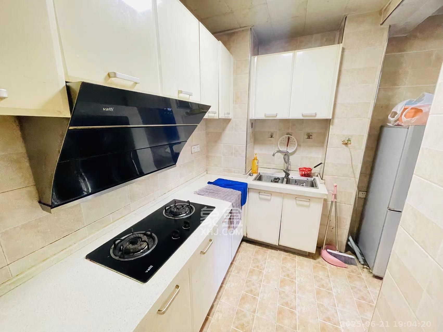 泰龙华府 3室2厅1卫 2200.0元/月 泰龙华府 3室2厅1卫 2200.0元/月室内图