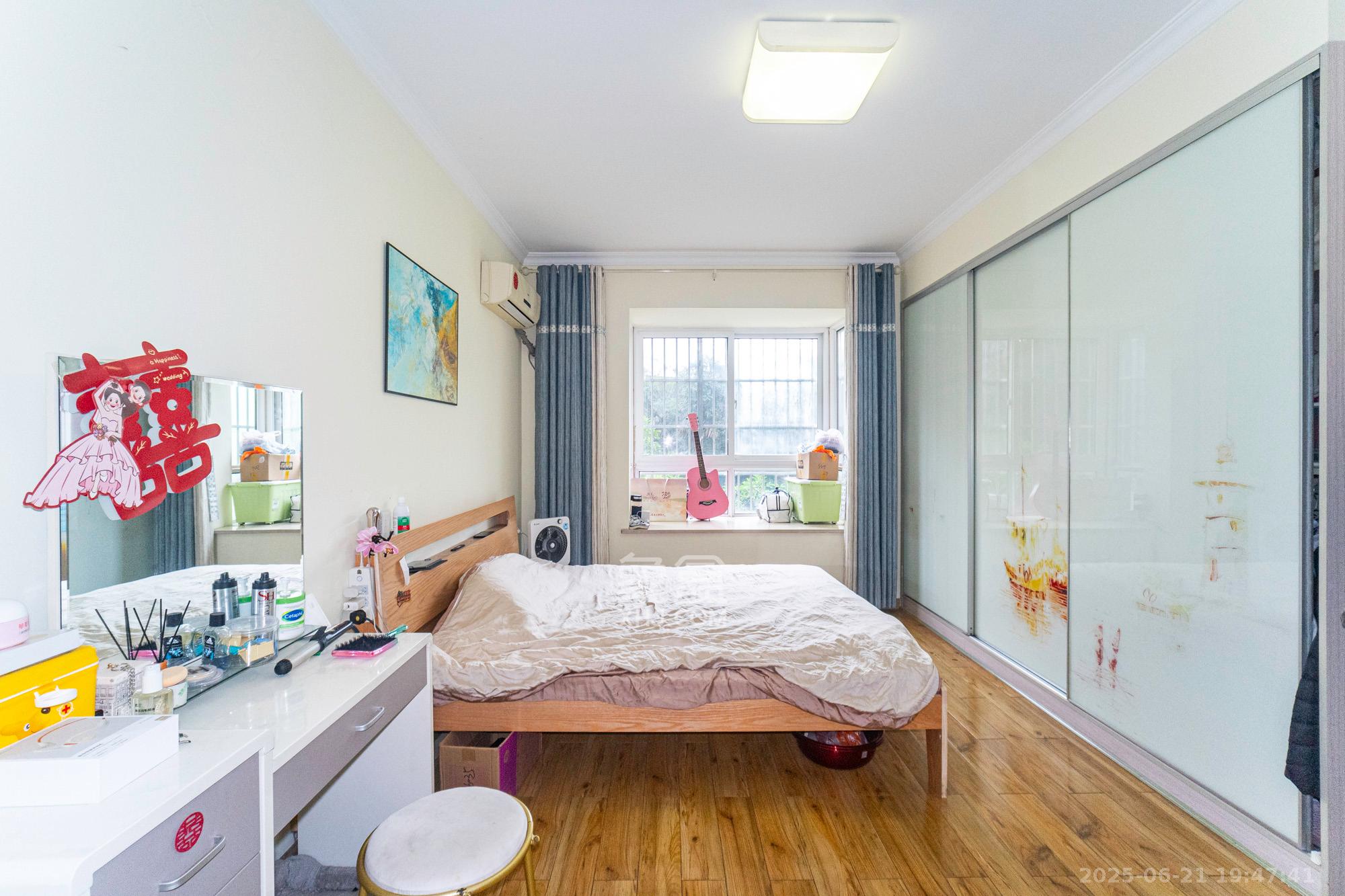 紫晶城  3室2厅2卫    76.0万 紫晶城  3室2厅2卫    76.0万卧室