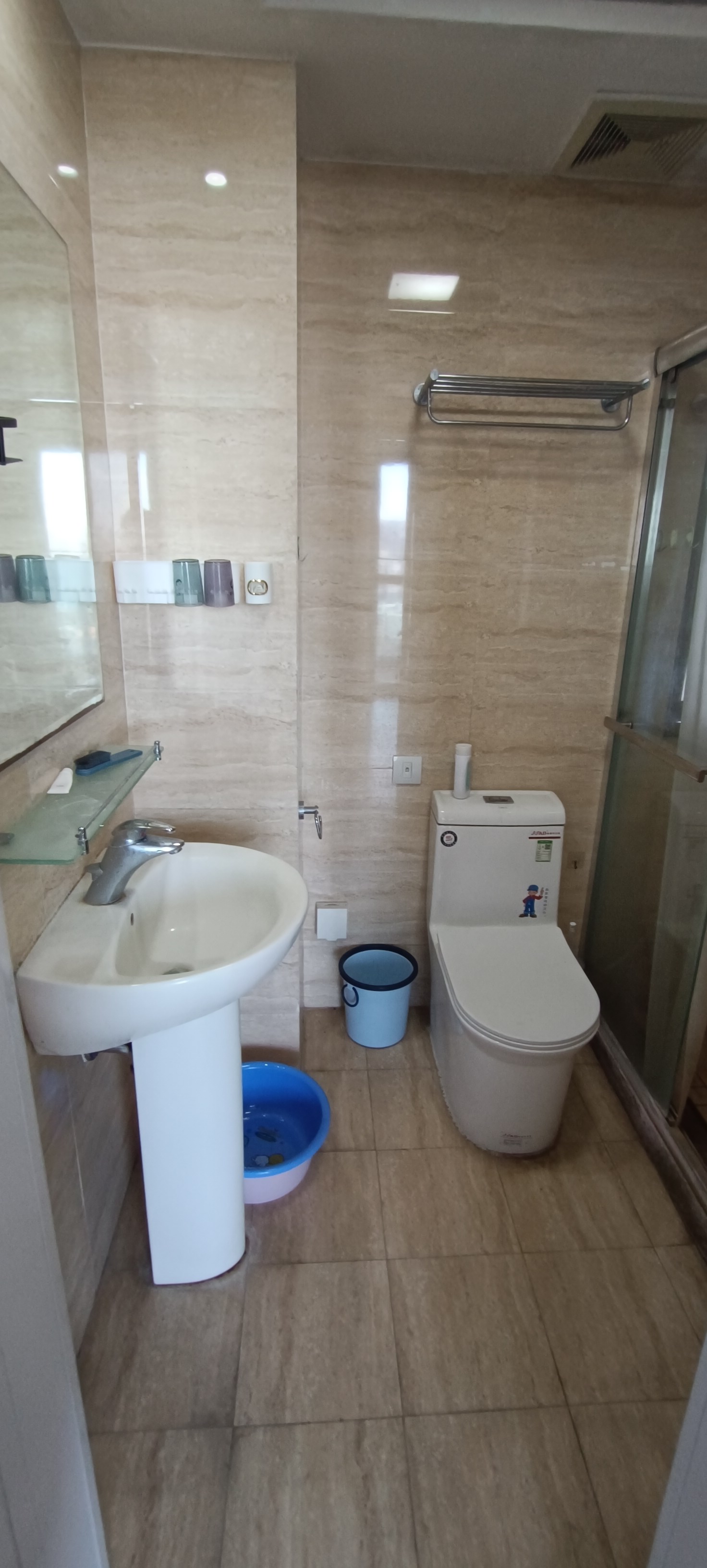 外滩中心  1室1厅1卫    2500.0元/月 外滩中心  1室1厅1卫    2500.0元/月室内图