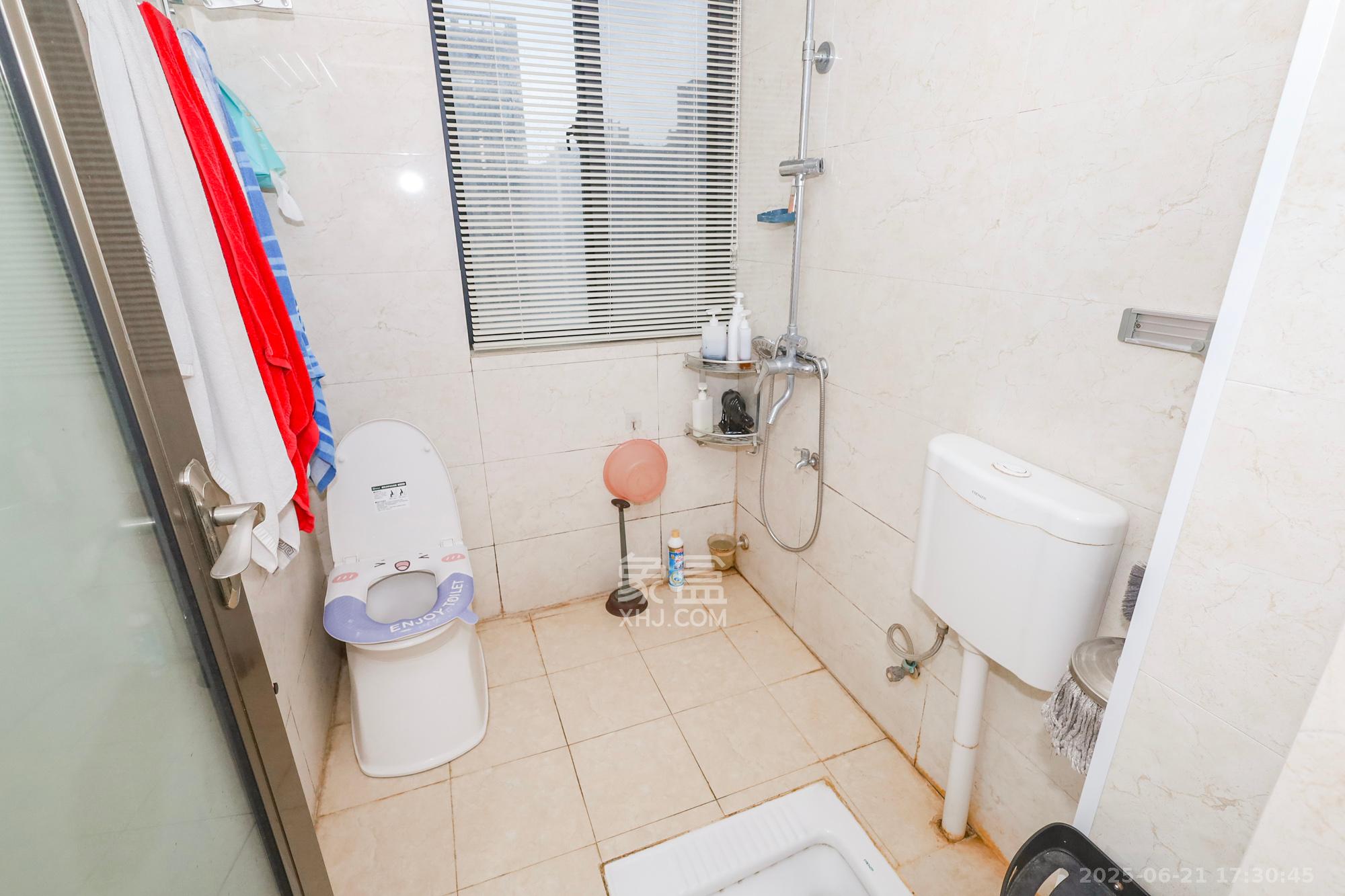 钰龙天下一期  3室1厅2卫    300.0万 钰龙天下一期  3室1厅2卫    300.0万卫生间