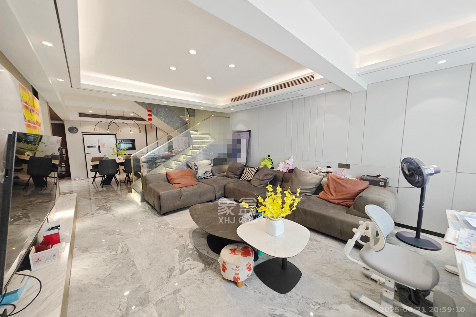 建发中央悦府  5室2厅2卫   225.00万客厅