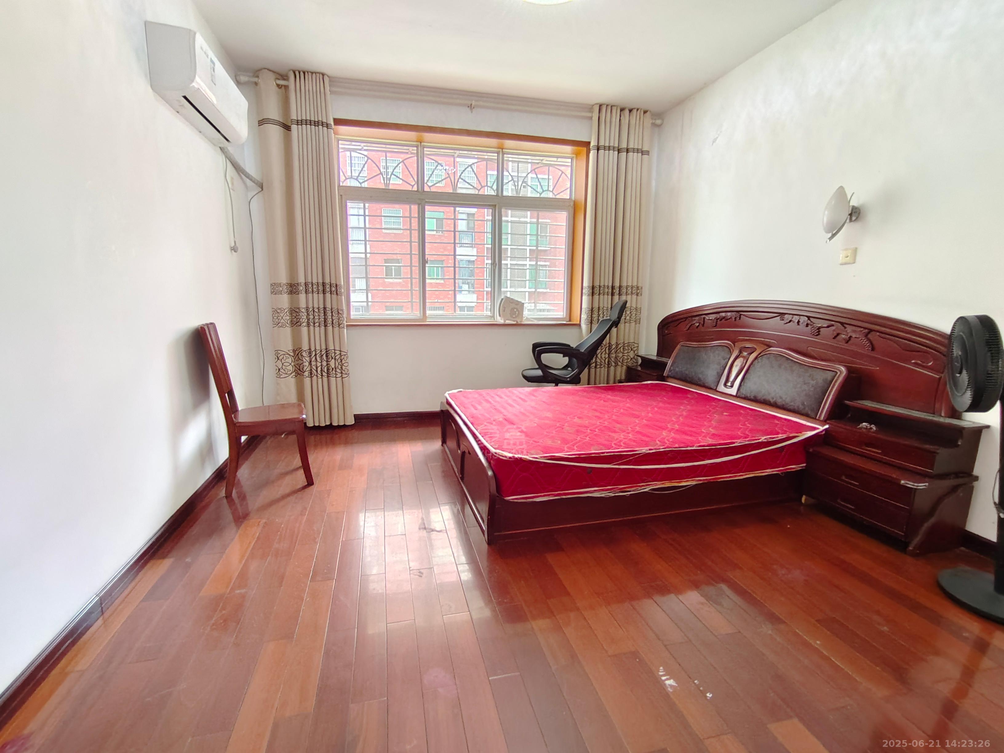 长城小区 4室2厅2卫 1350.0元/月 长城小区 4室2厅2卫 1350.0元/月室内图