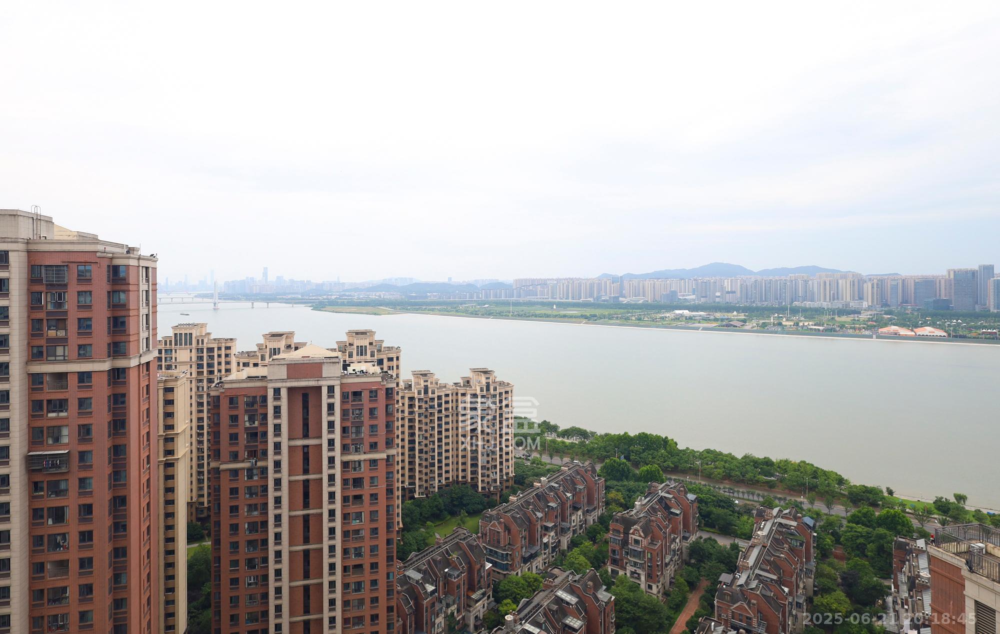 绿地海外滩一期  4室2厅2卫   86.00万其他