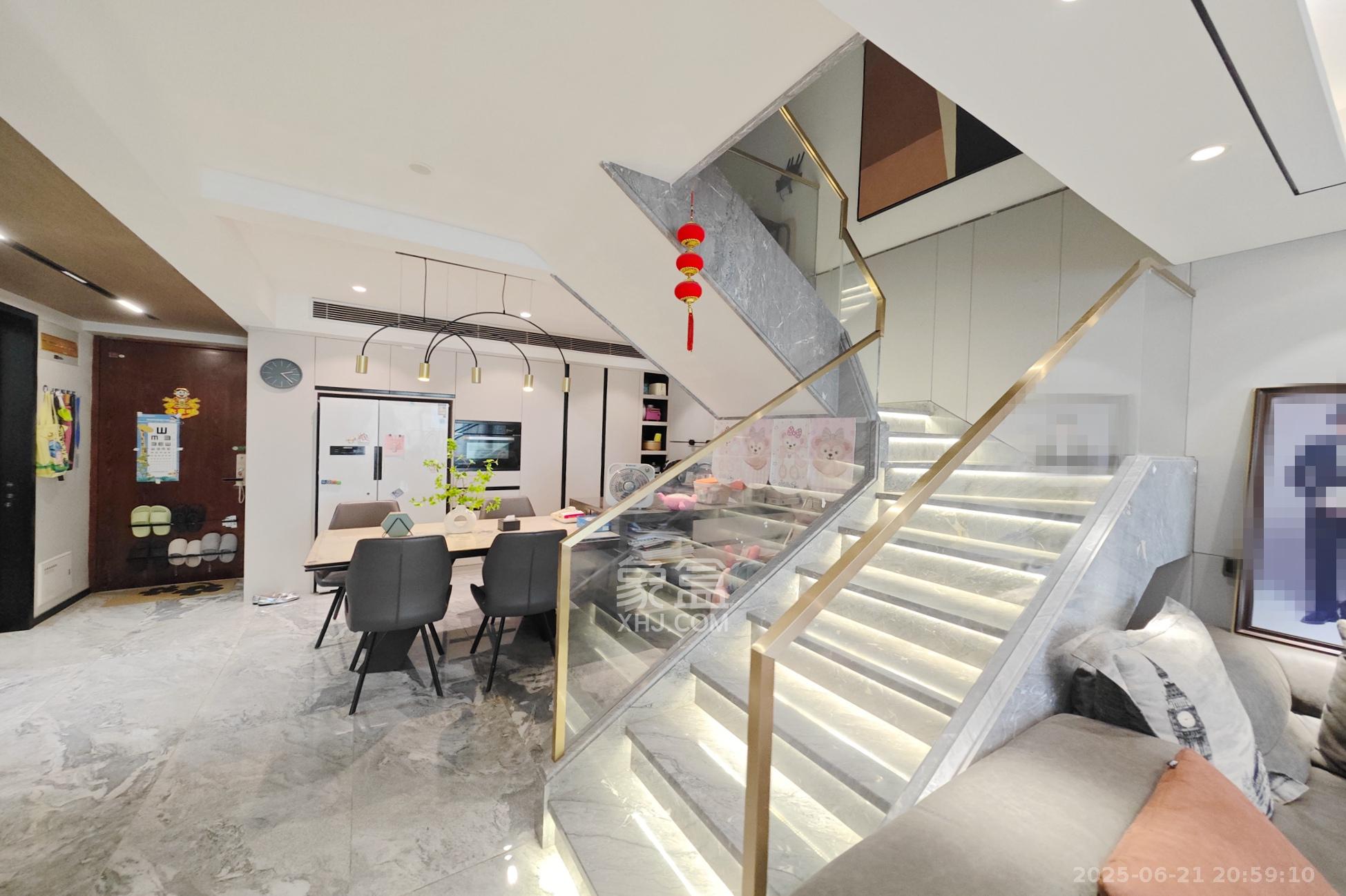 建发中央悦府  5室2厅2卫   225.00万客厅