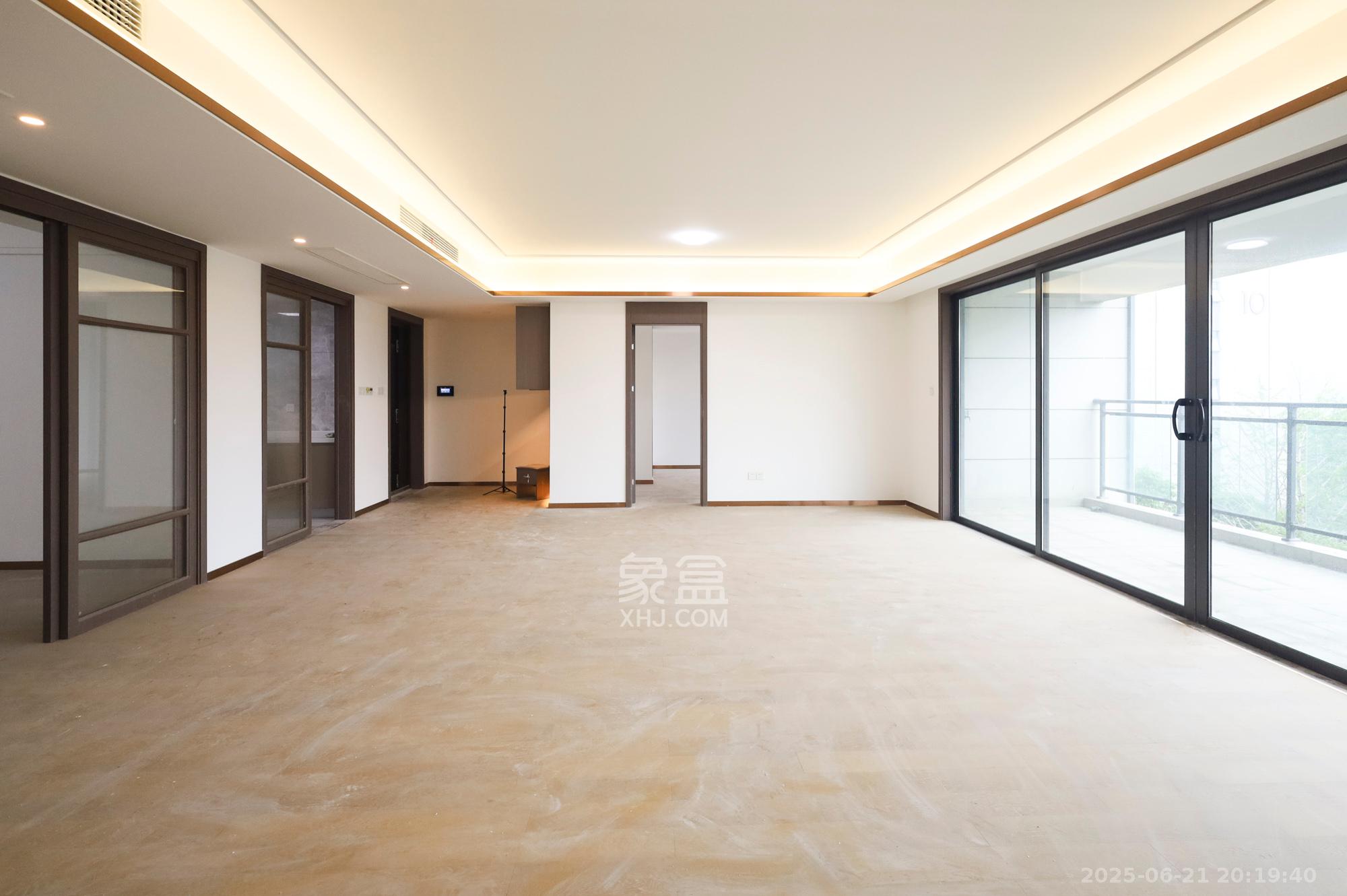 长沙万境潇湘  5室2厅3卫   272.00万客厅