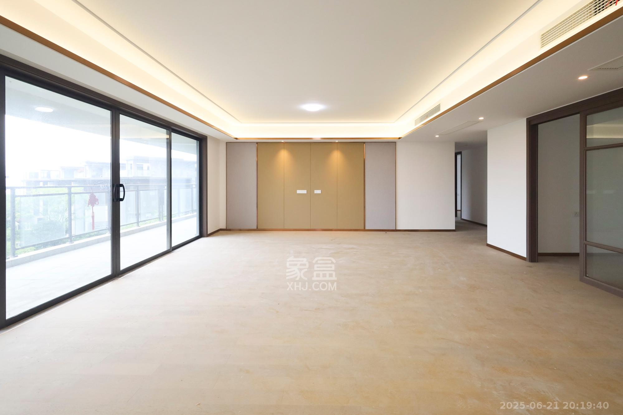 长沙万境潇湘  5室2厅3卫   272.00万客厅