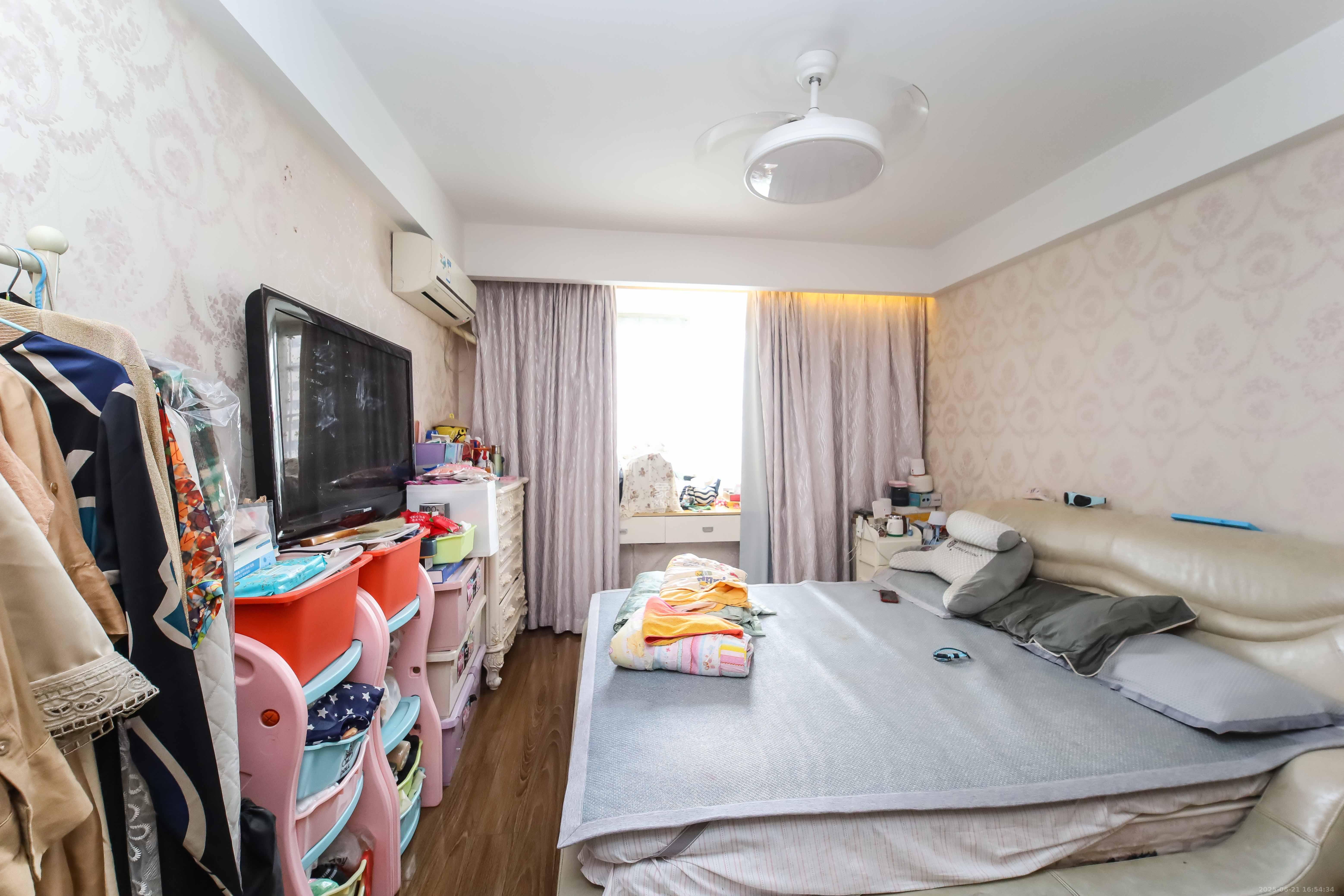 丽景新贵  3室2厅2卫   125.00万卧室