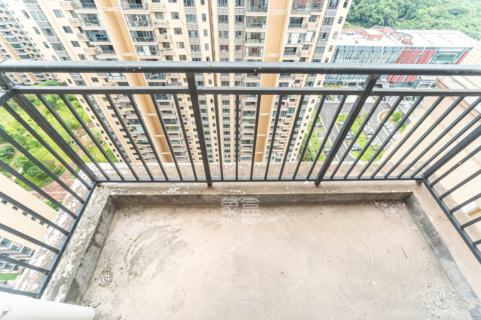 永宏万家里  4室2厅2卫   99.80万阳台