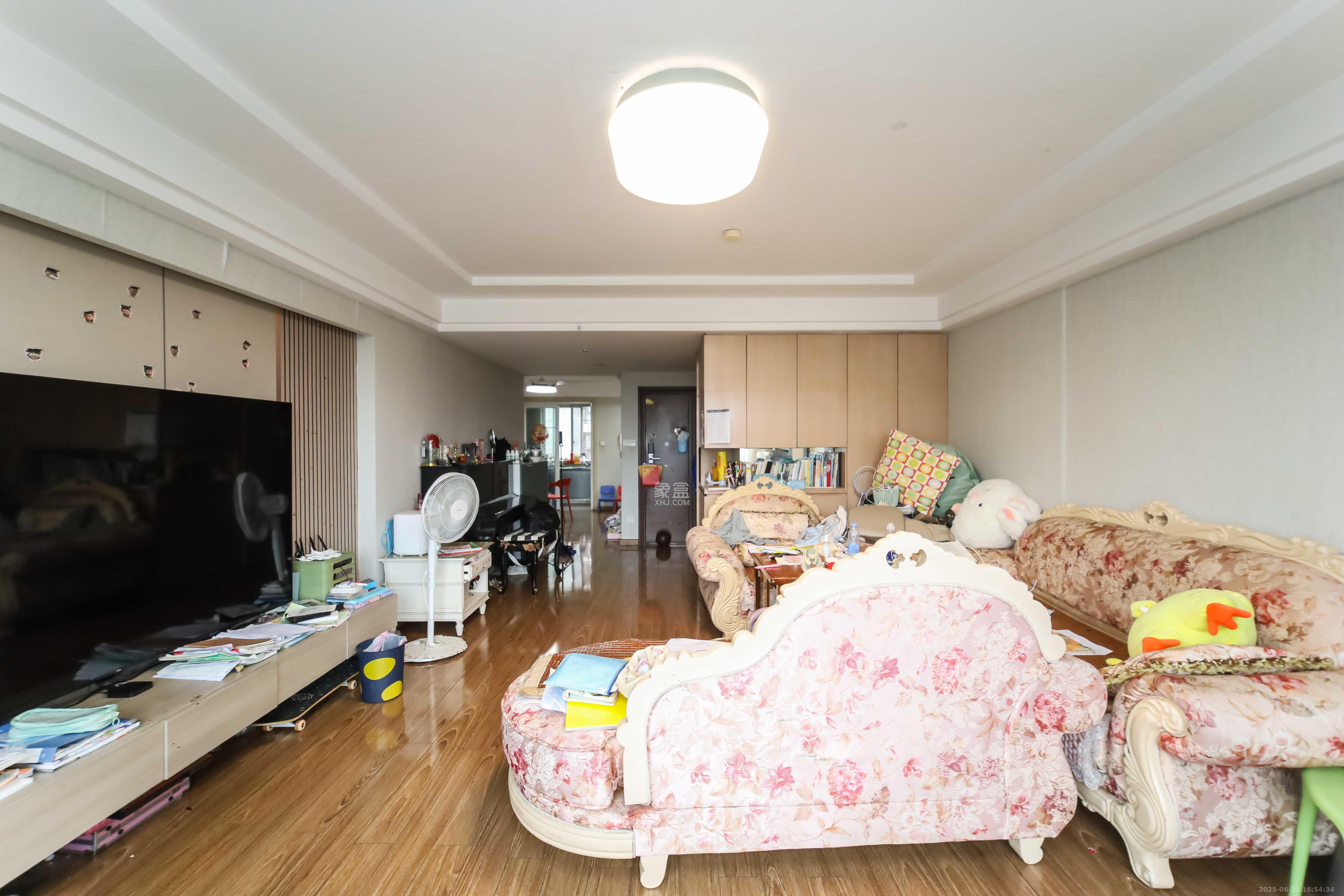 丽景新贵  3室2厅2卫   125.00万客厅