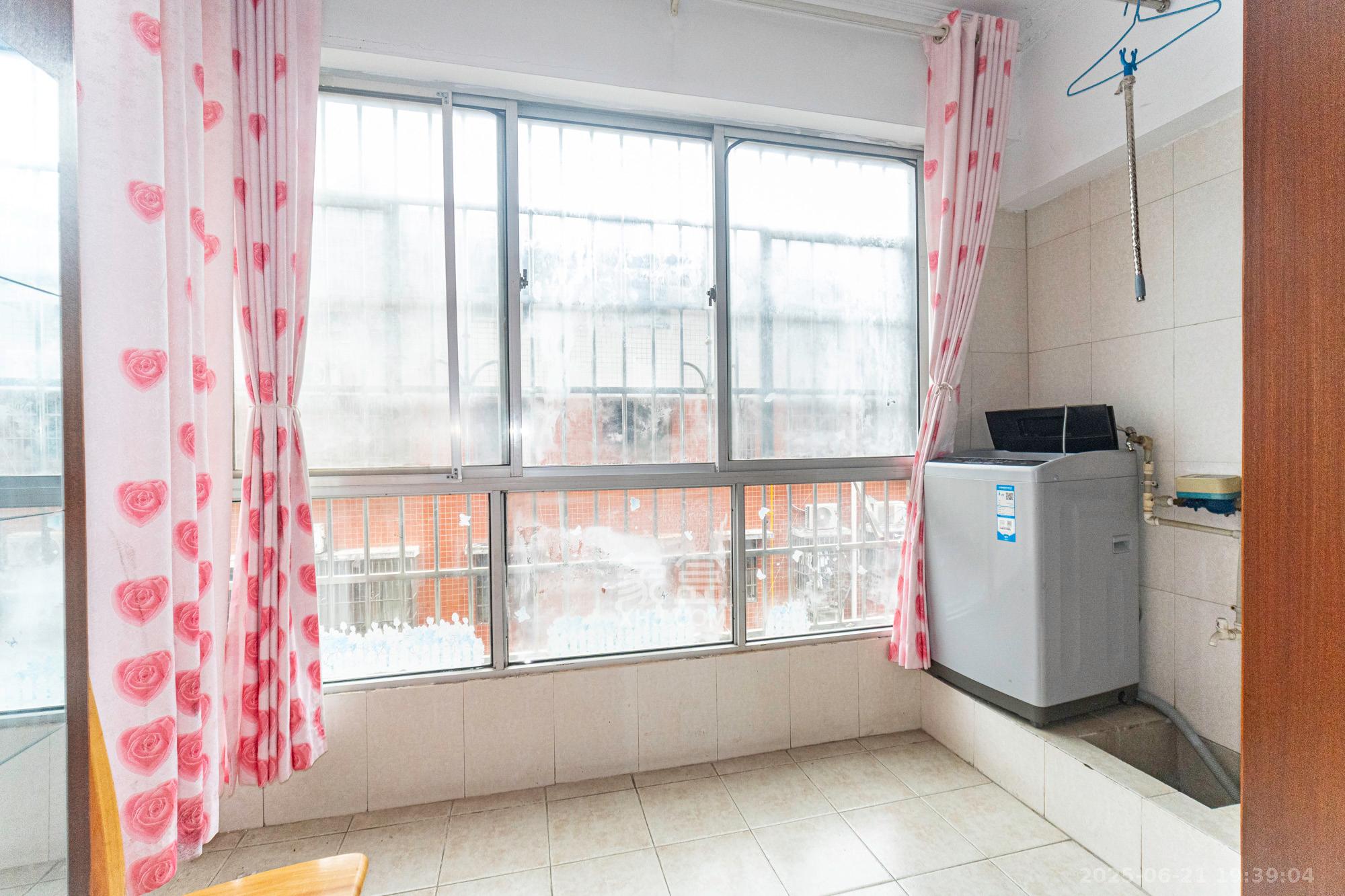 湘绣城 2室2厅1卫 36.0万 湘绣城 2室2厅1卫 36.0万阳台