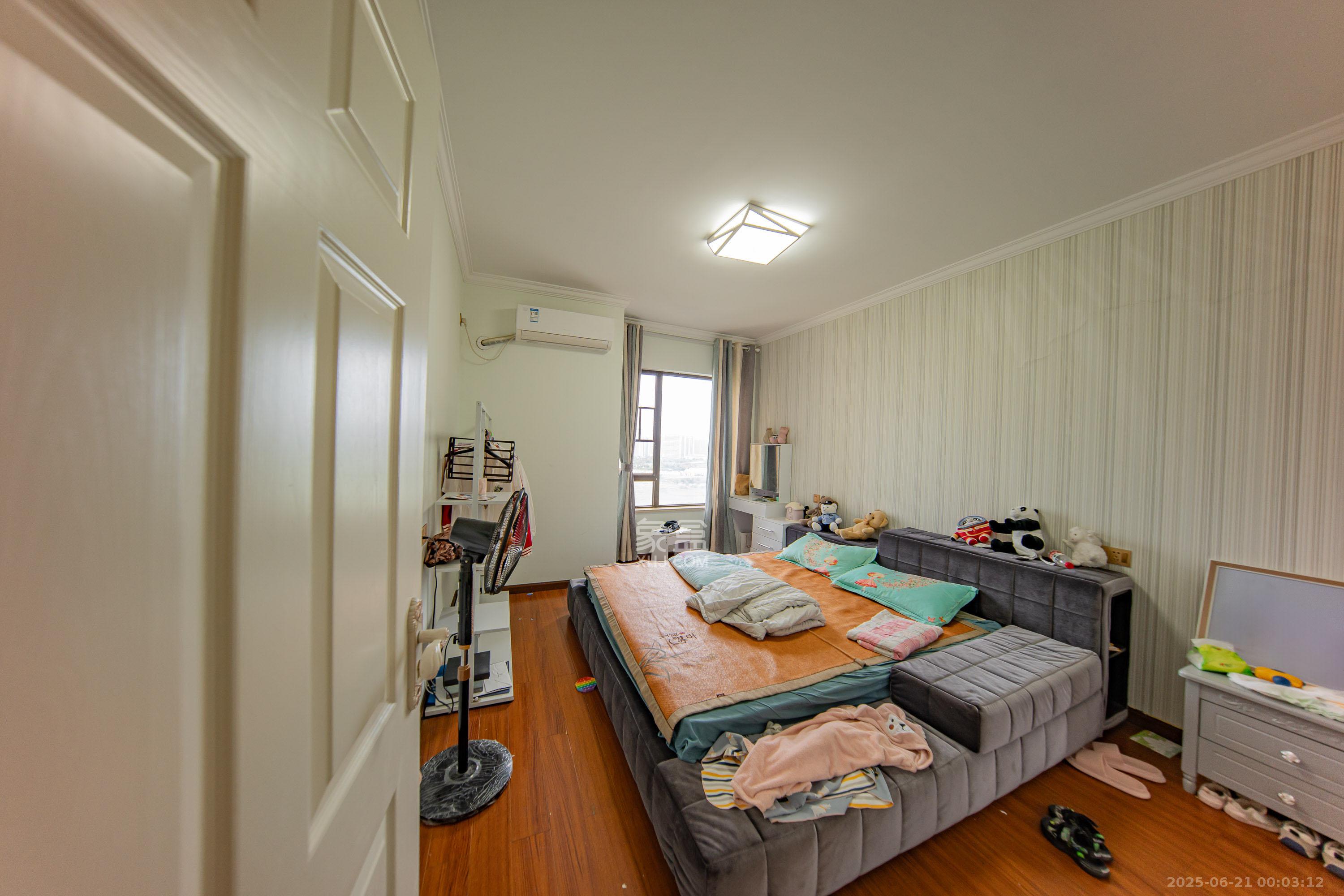 华润橡树湾 4室2厅2卫 102.8万 华润橡树湾 4室2厅2卫 102.8万卧室