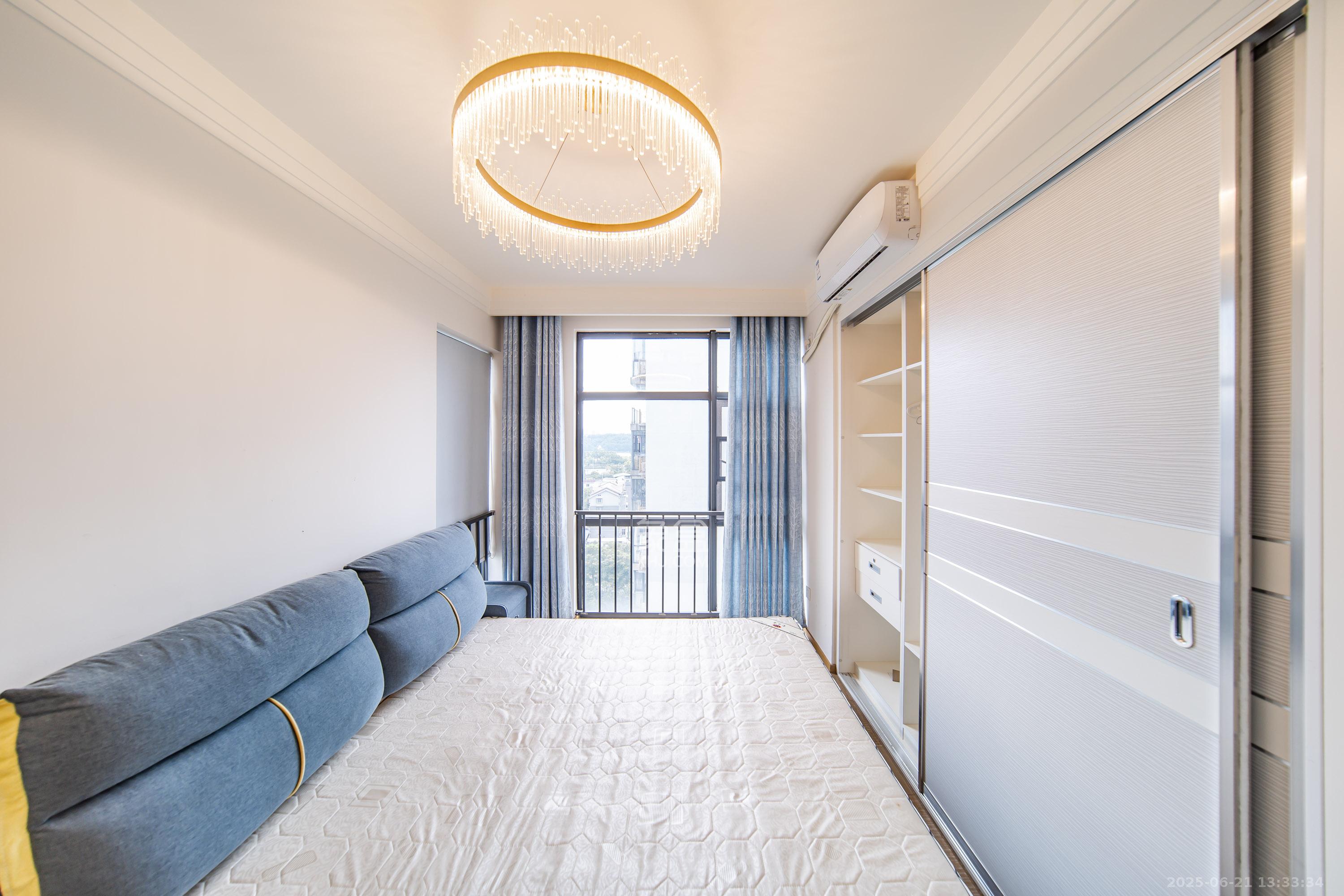 阳光100一期、四五期 3室2厅1卫 95.0万 阳光100一期、四五期 3室2厅1卫 95.0万卧室