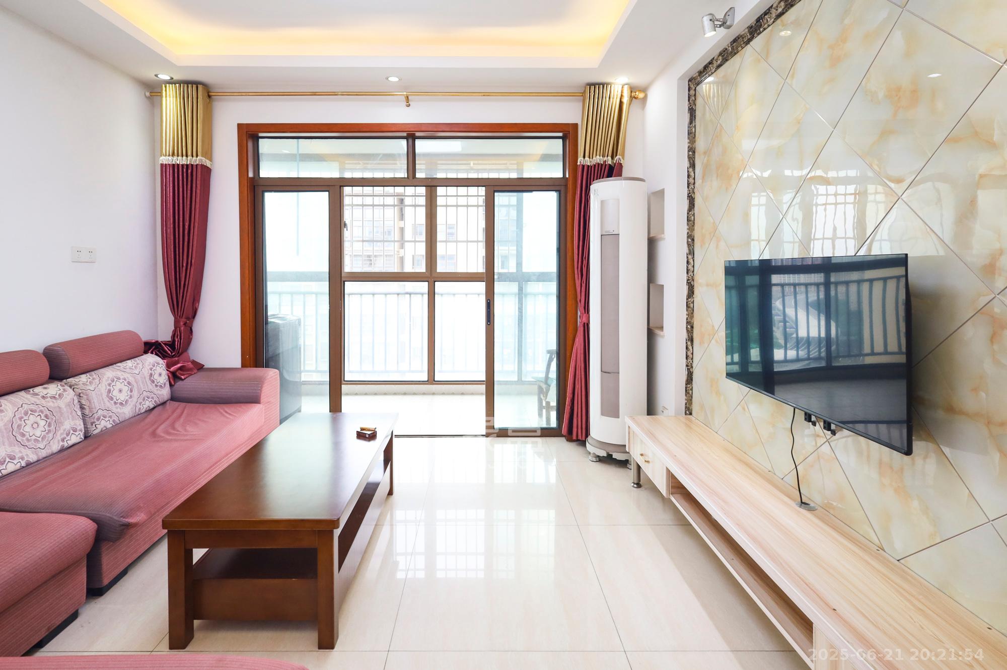 水木华麓 2室2厅1卫 58.0万 水木华麓 2室2厅1卫 58.0万客厅