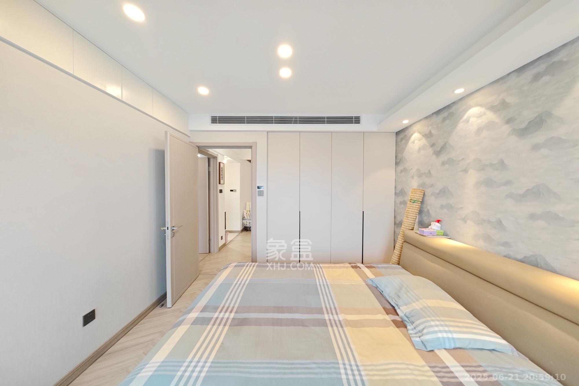 建发中央悦府  5室2厅2卫   225.00万卧室
