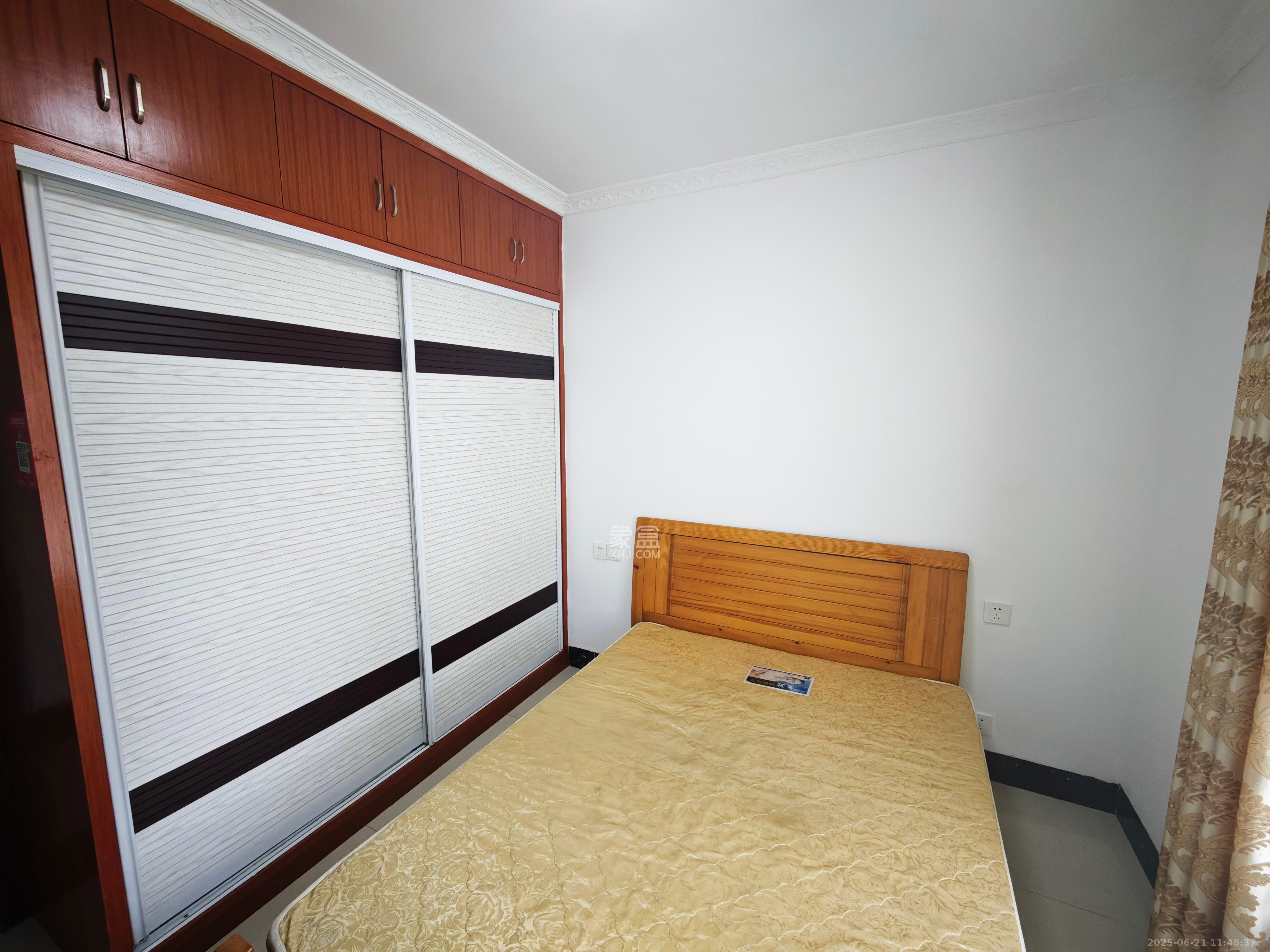 骑龙安置小区 4室2厅1卫 2500.0元/月 骑龙安置小区 4室2厅1卫 2500.0元/月室内图