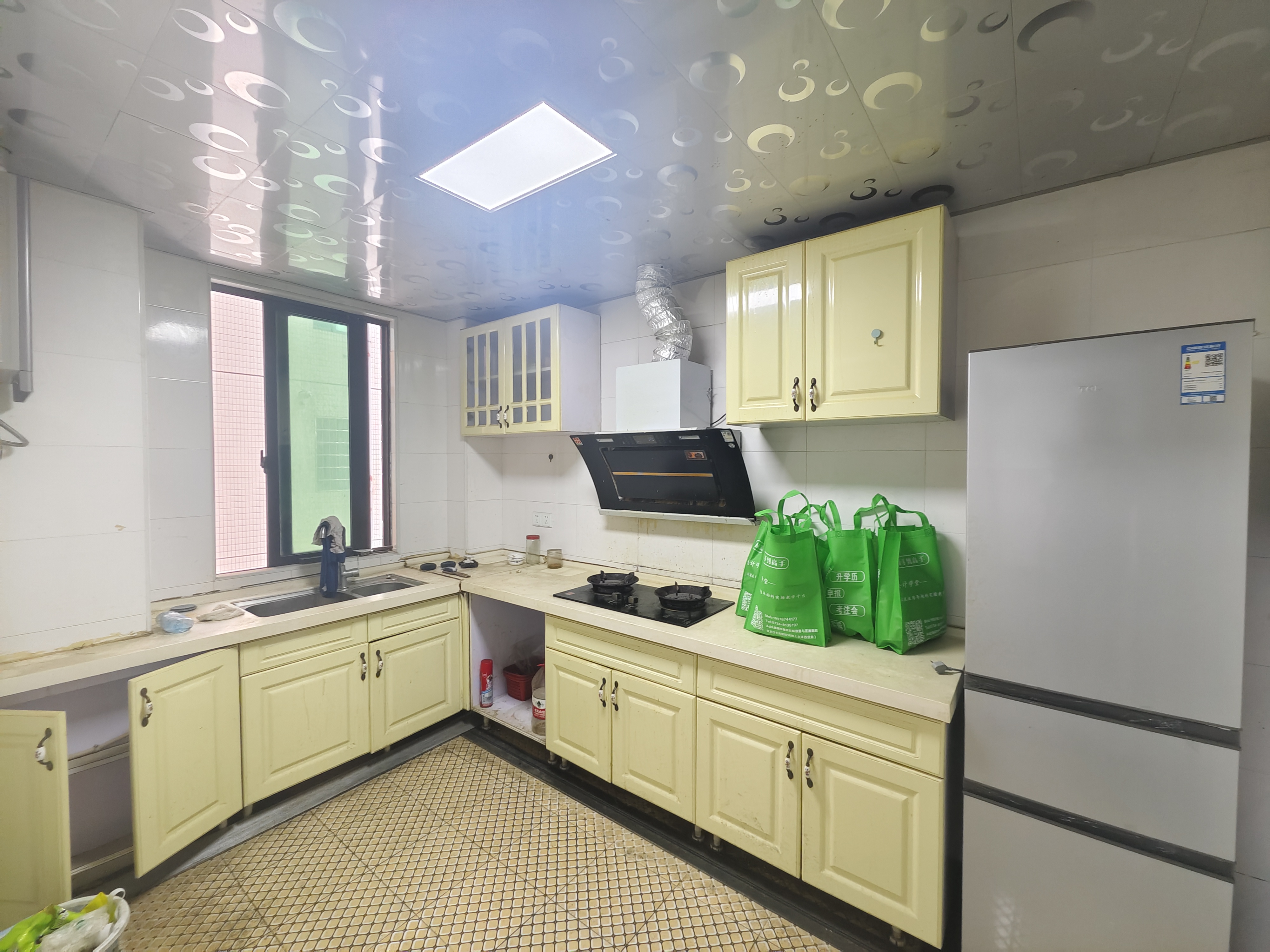 汇景花园 3室2厅2卫 2200.0元/月 汇景花园 3室2厅2卫 2200.0元/月室内图