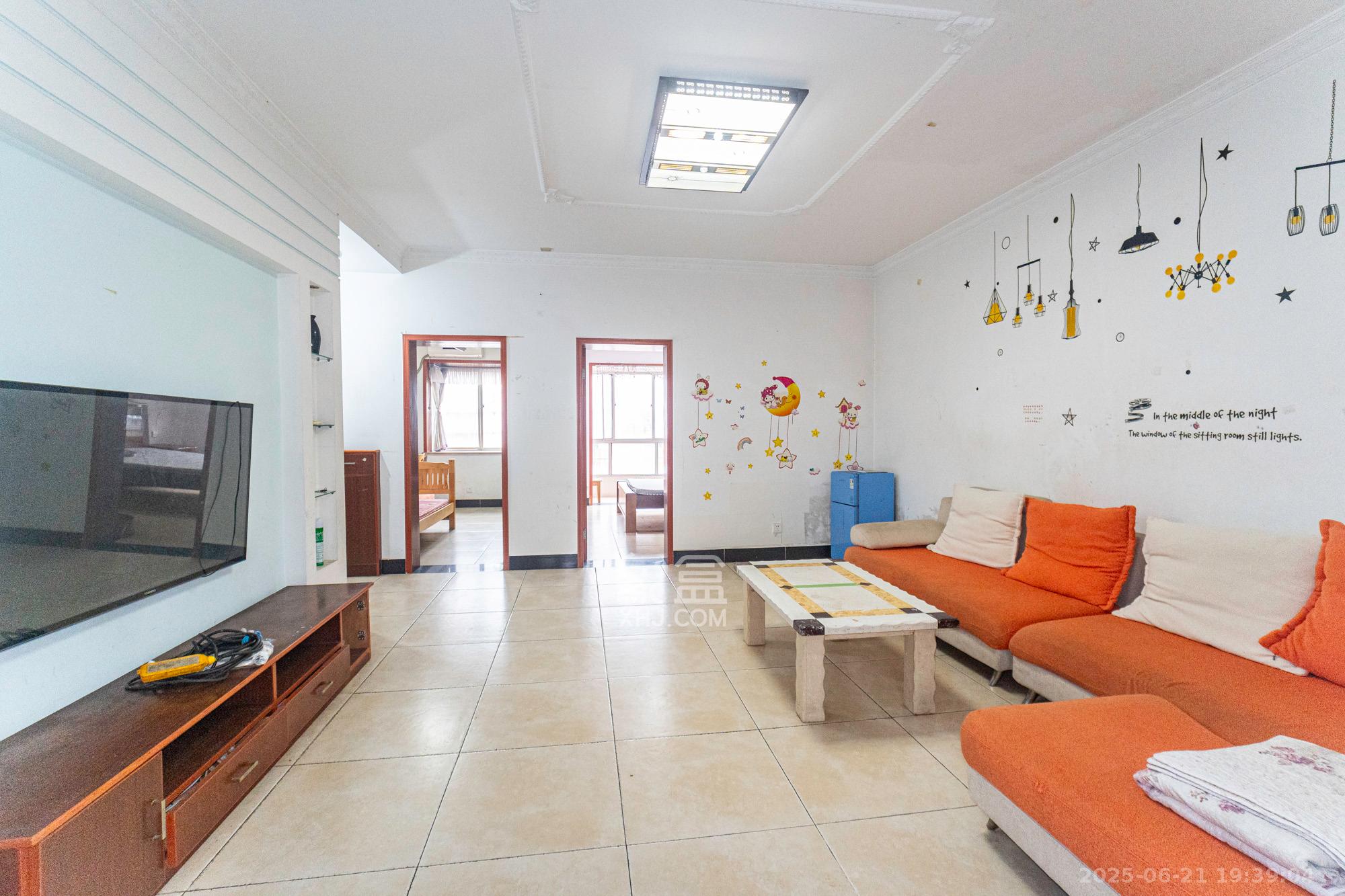 湘绣城 2室2厅1卫 36.0万 湘绣城 2室2厅1卫 36.0万客厅