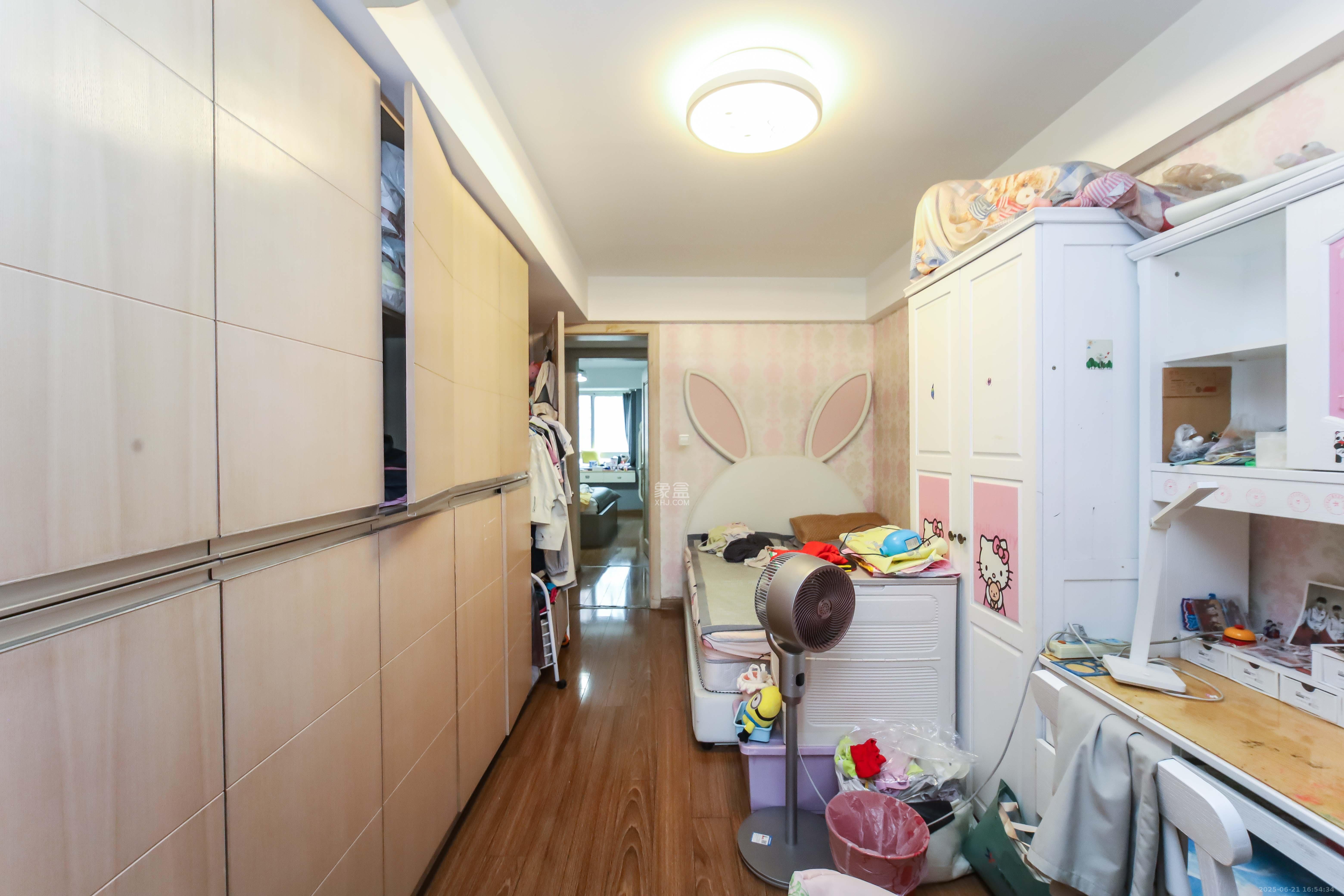 丽景新贵  3室2厅2卫   125.00万卧室