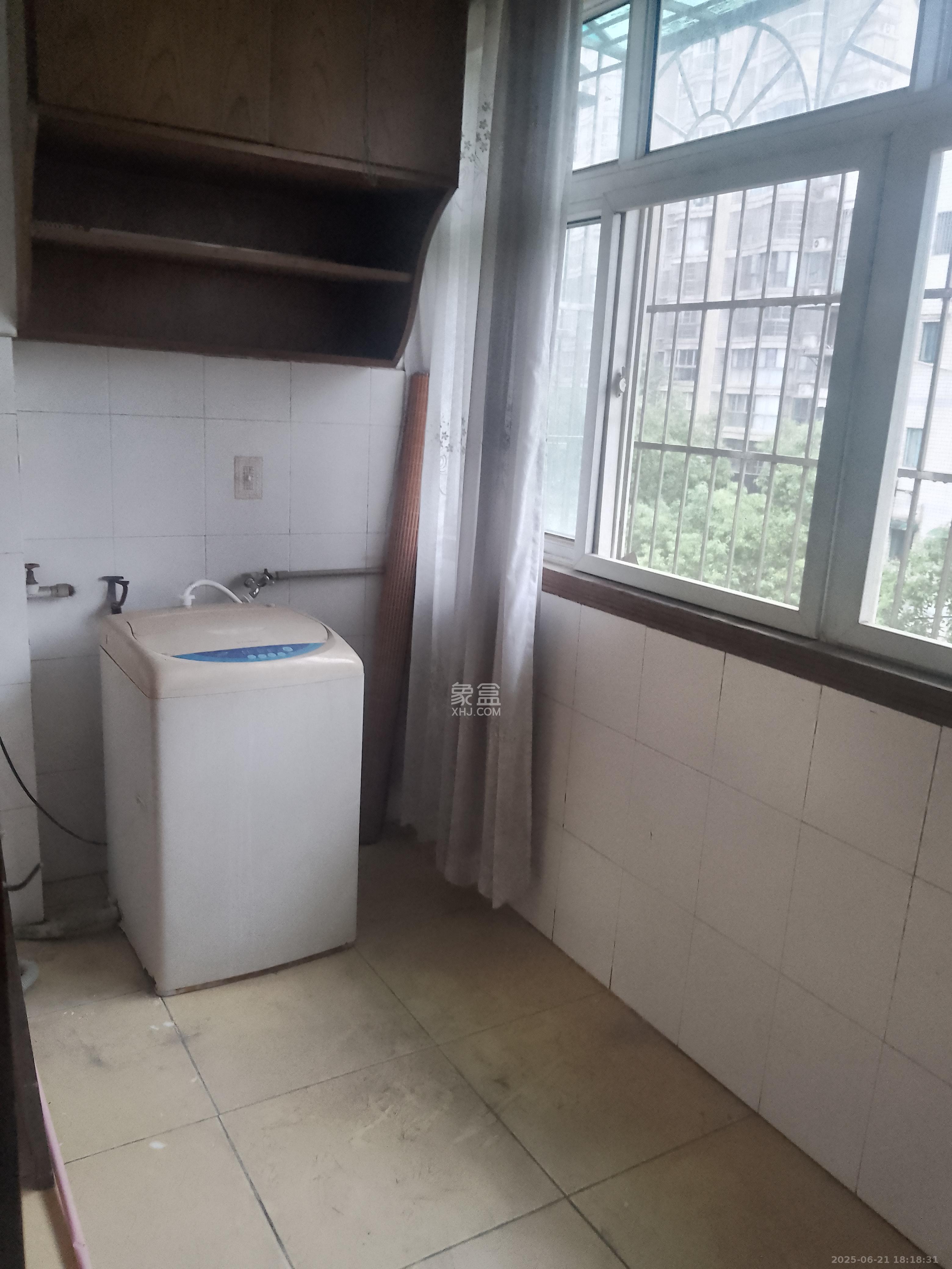 南湖路水工机械厂宿舍 1室2厅1卫 1800.0元/月 南湖路水工机械厂宿舍 1室2厅1卫 1800.0元/月室内图