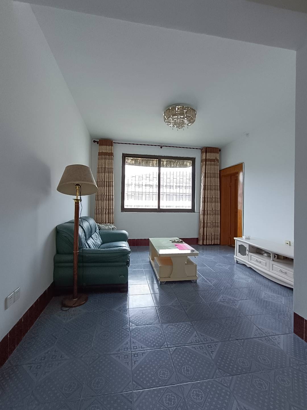 张家界公安局宿舍  3室2厅1卫    1000.0元/月 张家界公安局宿舍  3室2厅1卫    1000.0元/月室内图