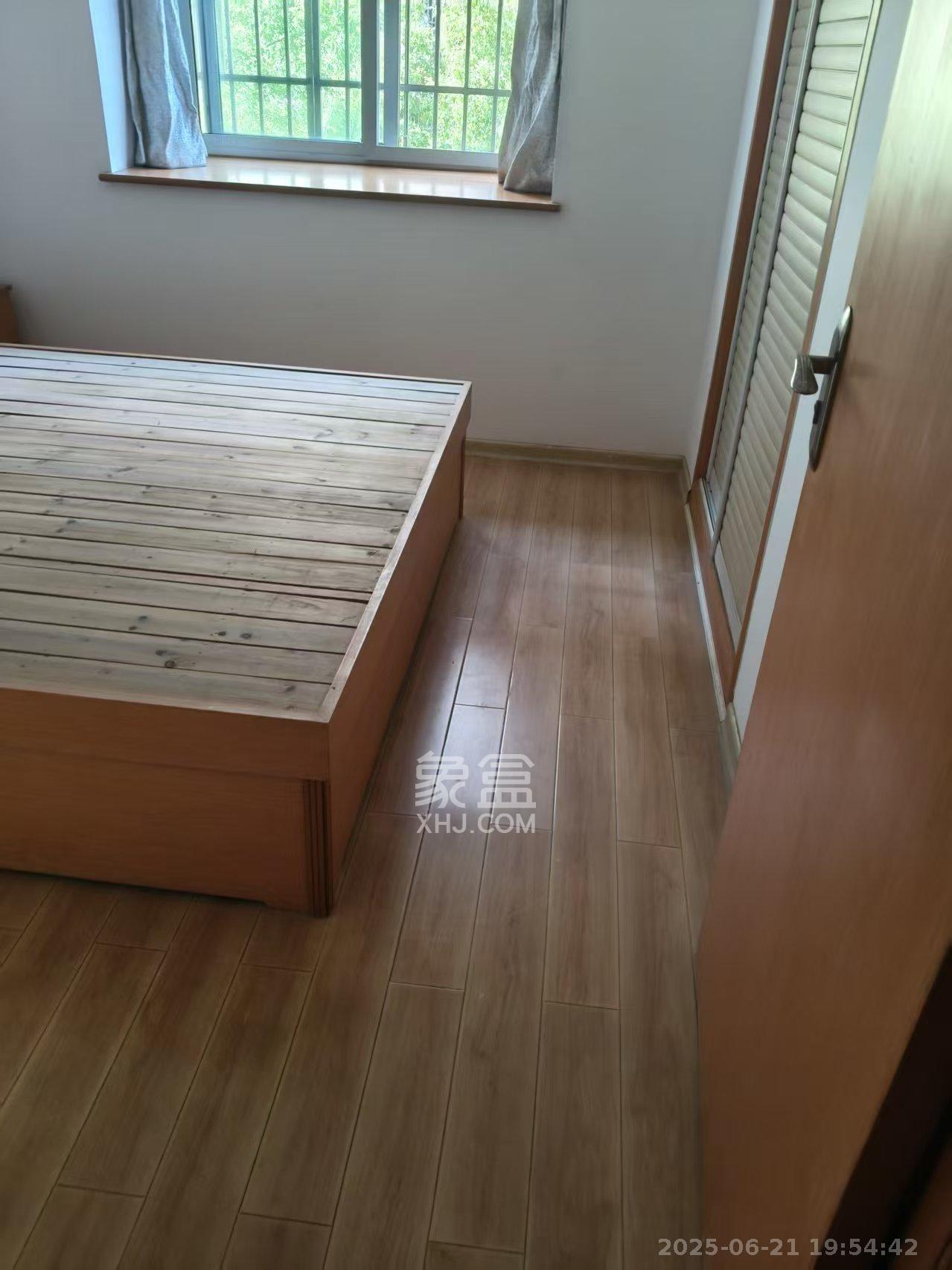 芙蓉环卫公寓  4室2厅2卫   2200.00元/月室内图