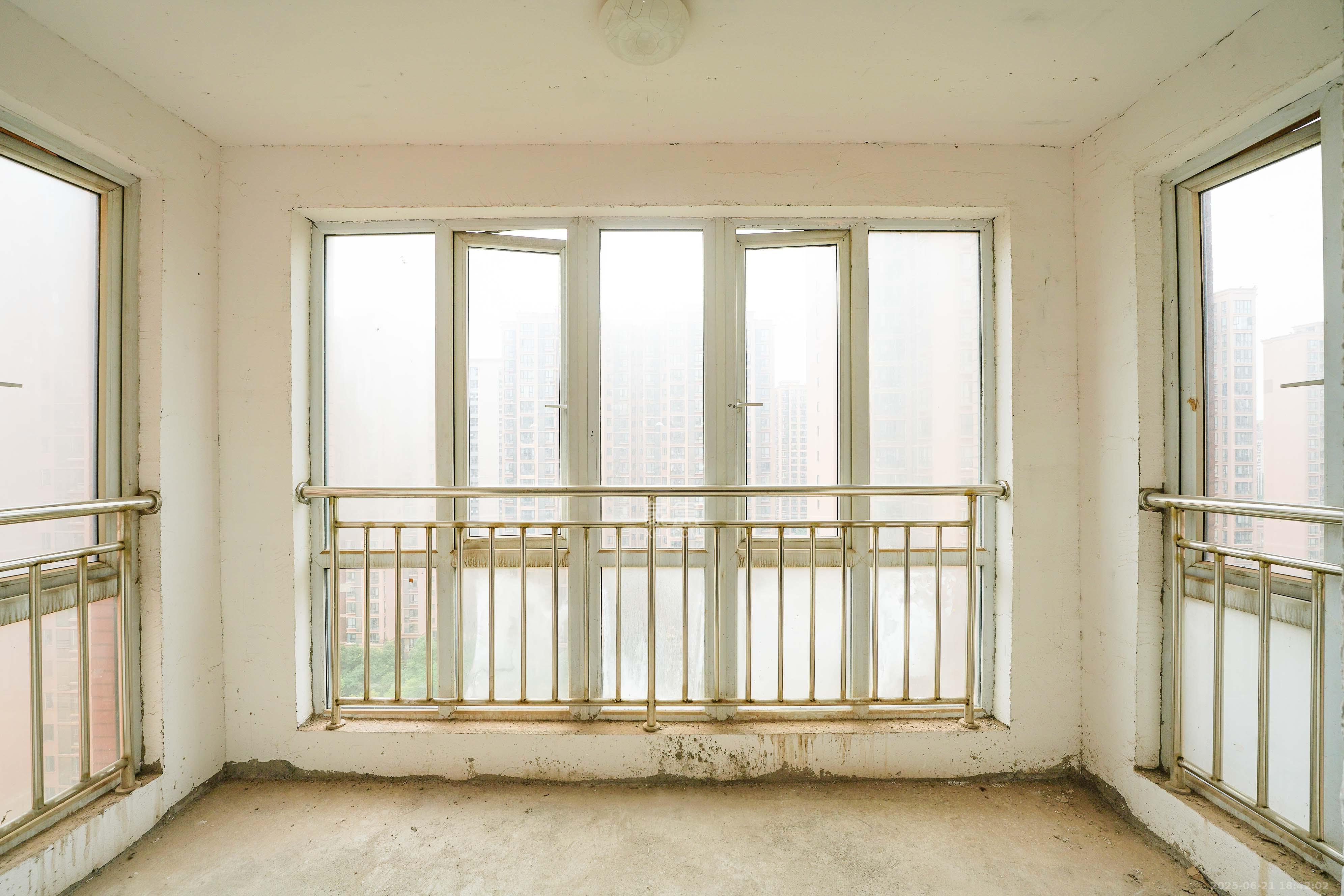 丽发新城  2室2厅2卫   68.00万阳台