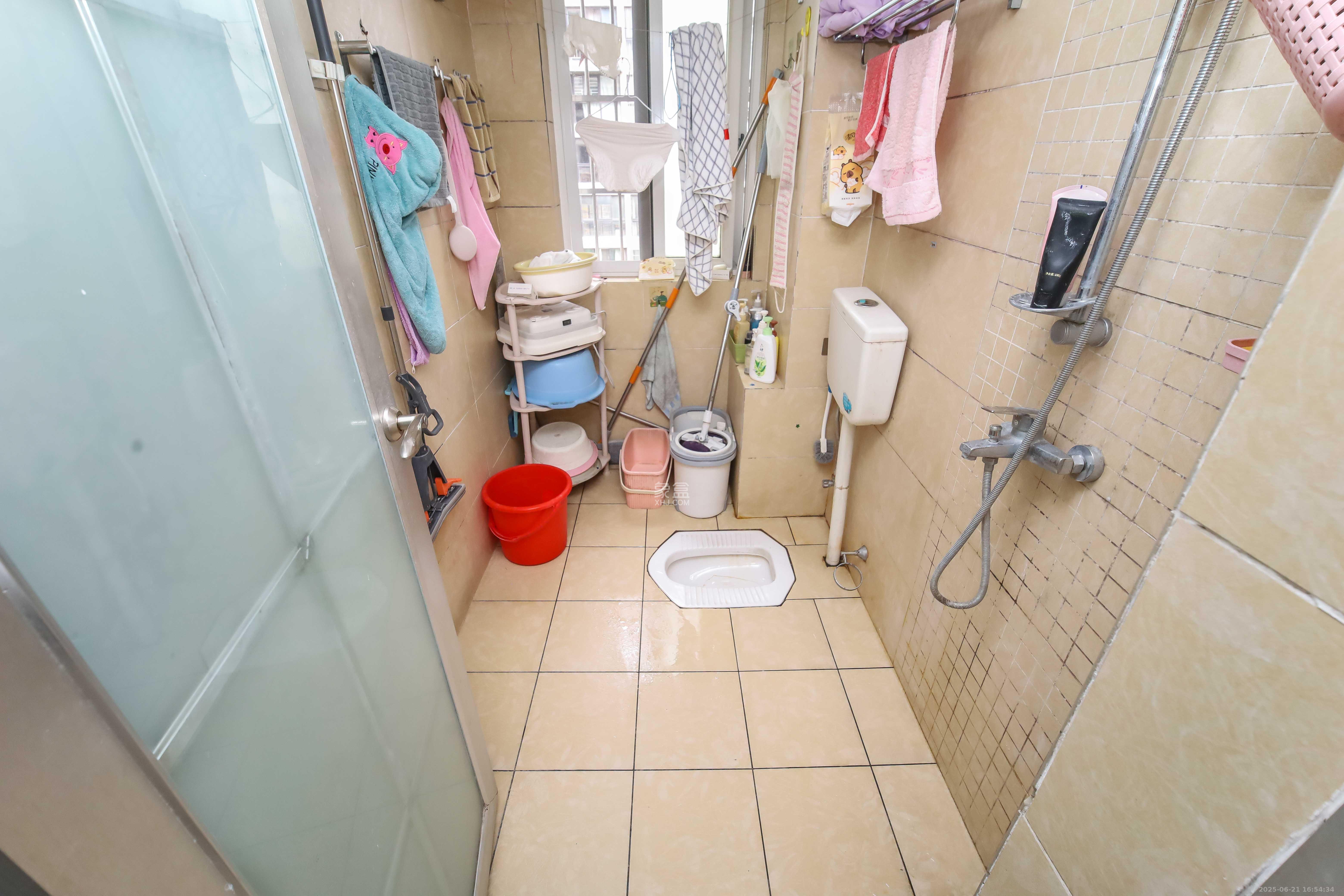 丽景新贵  3室2厅2卫   125.00万卫生间