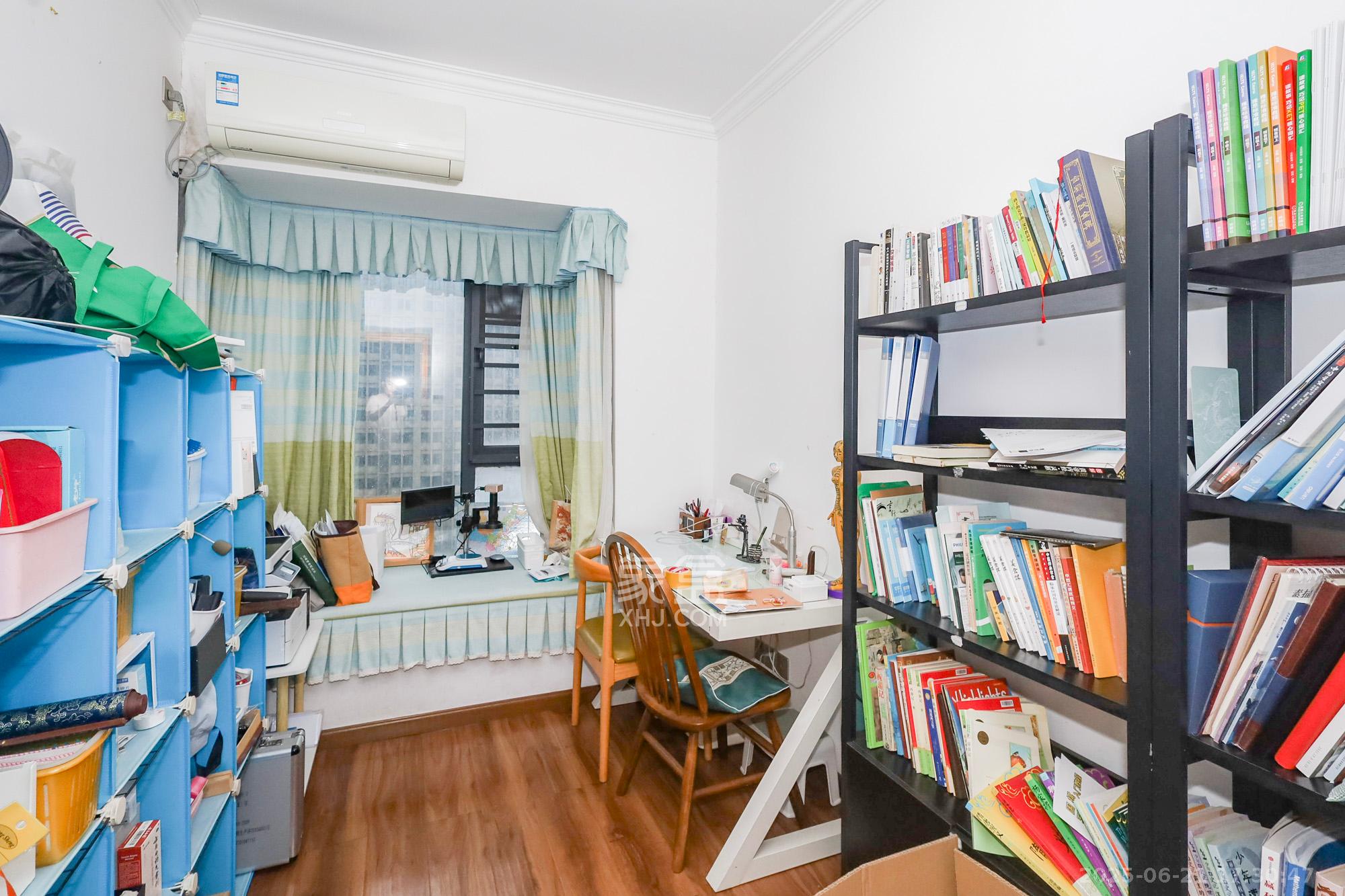 钰龙天下一期  3室1厅2卫    300.0万 钰龙天下一期  3室1厅2卫    300.0万卧室