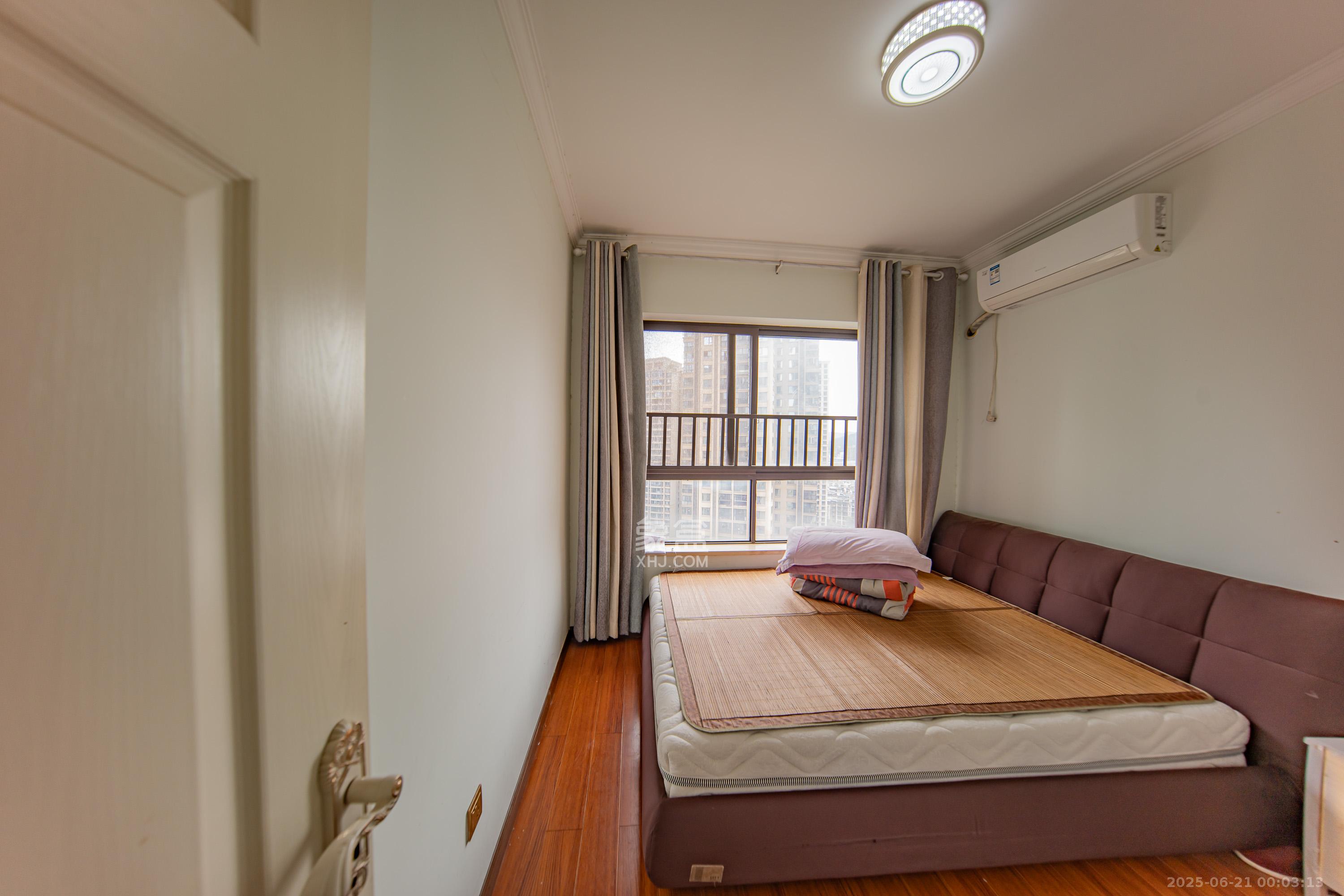 华润橡树湾 4室2厅2卫 102.8万 华润橡树湾 4室2厅2卫 102.8万卧室