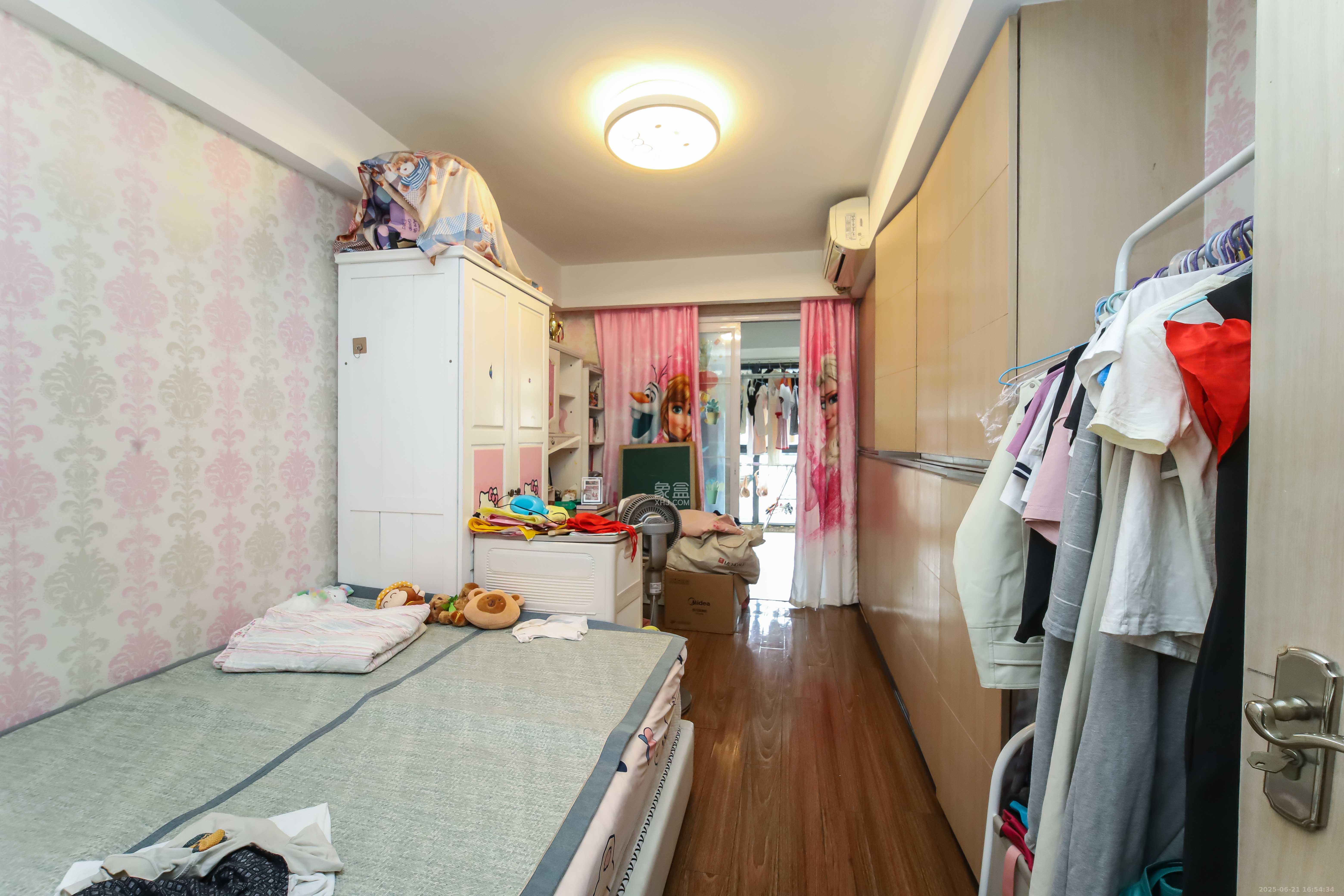 丽景新贵  3室2厅2卫   125.00万卧室
