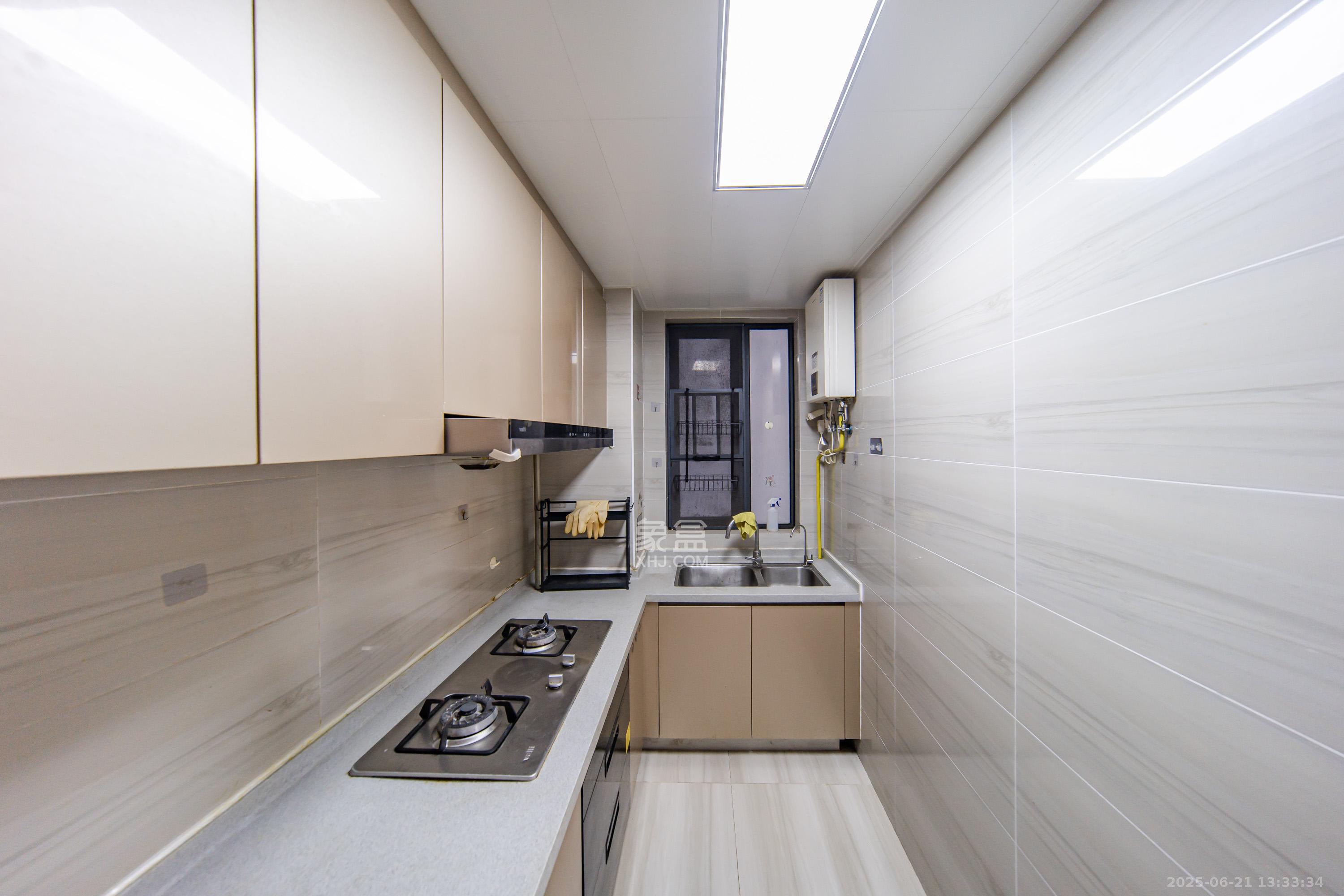 阳光100一期、四五期 3室2厅1卫 95.0万 阳光100一期、四五期 3室2厅1卫 95.0万厨房