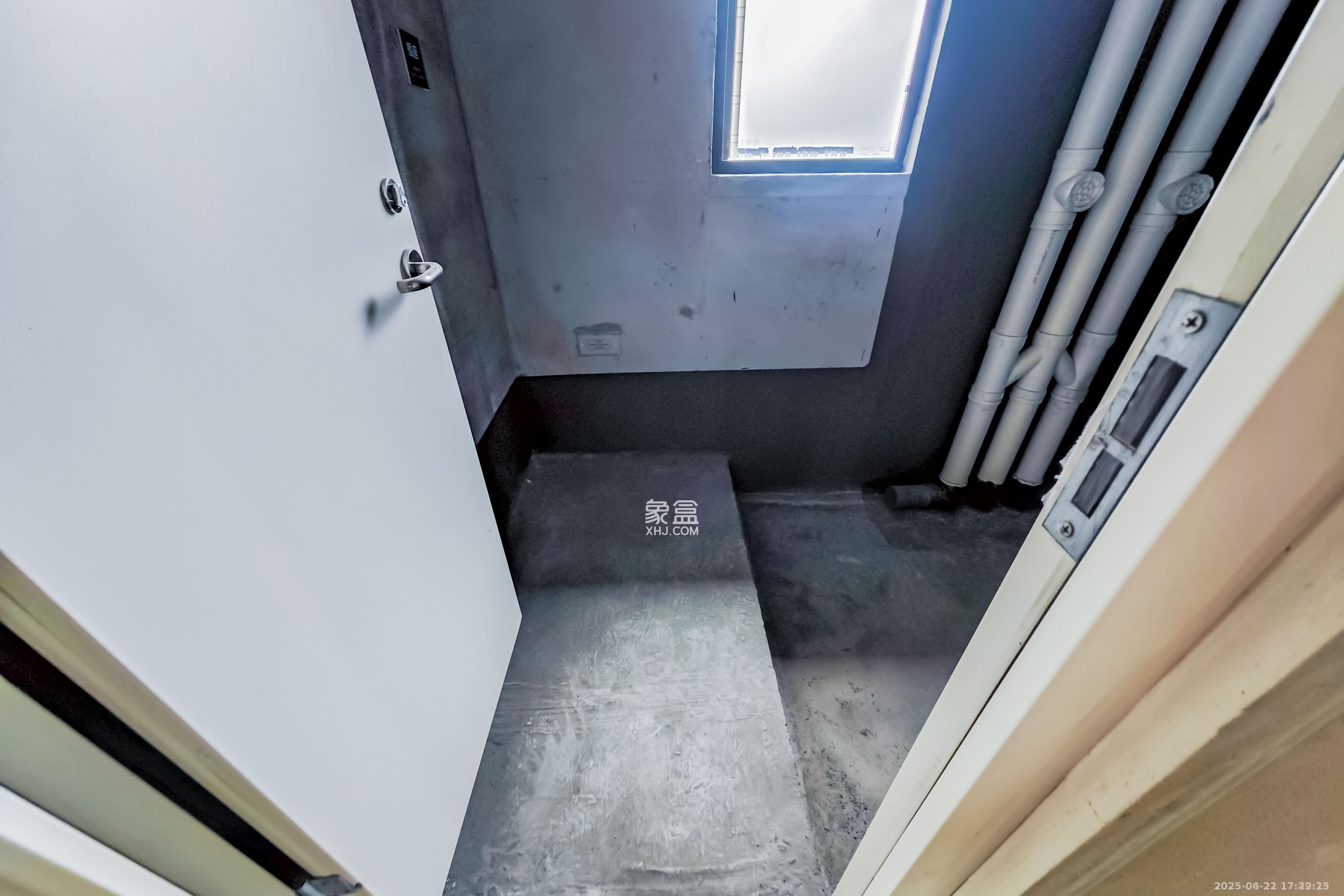 建发玖洲观澜  4室2厅2卫   168.00万客厅
