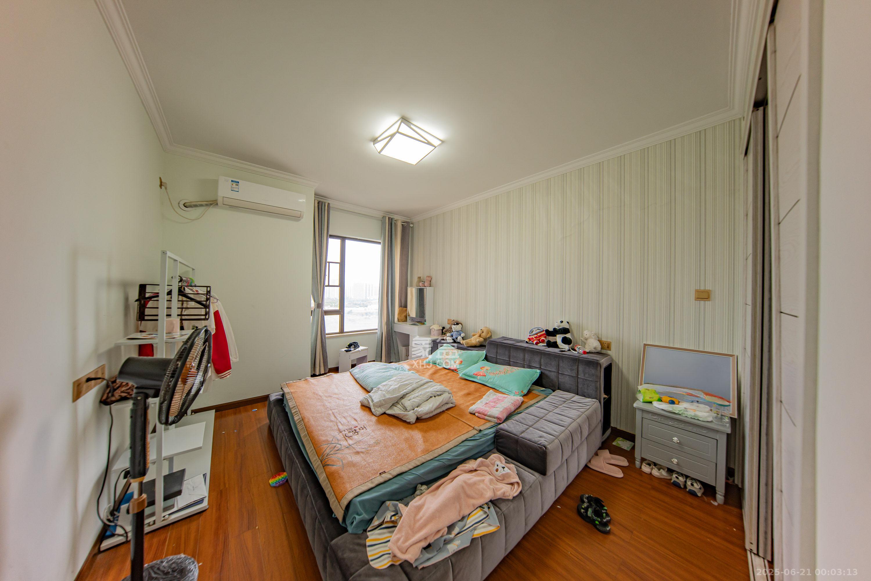 华润橡树湾 4室2厅2卫 102.8万 华润橡树湾 4室2厅2卫 102.8万卧室