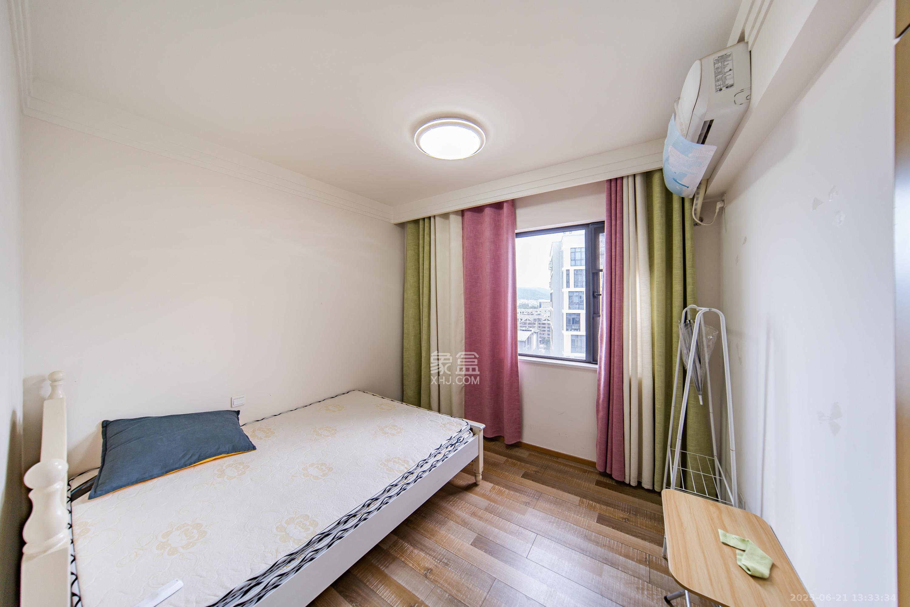 阳光100一期、四五期 3室2厅1卫 95.0万 阳光100一期、四五期 3室2厅1卫 95.0万卧室