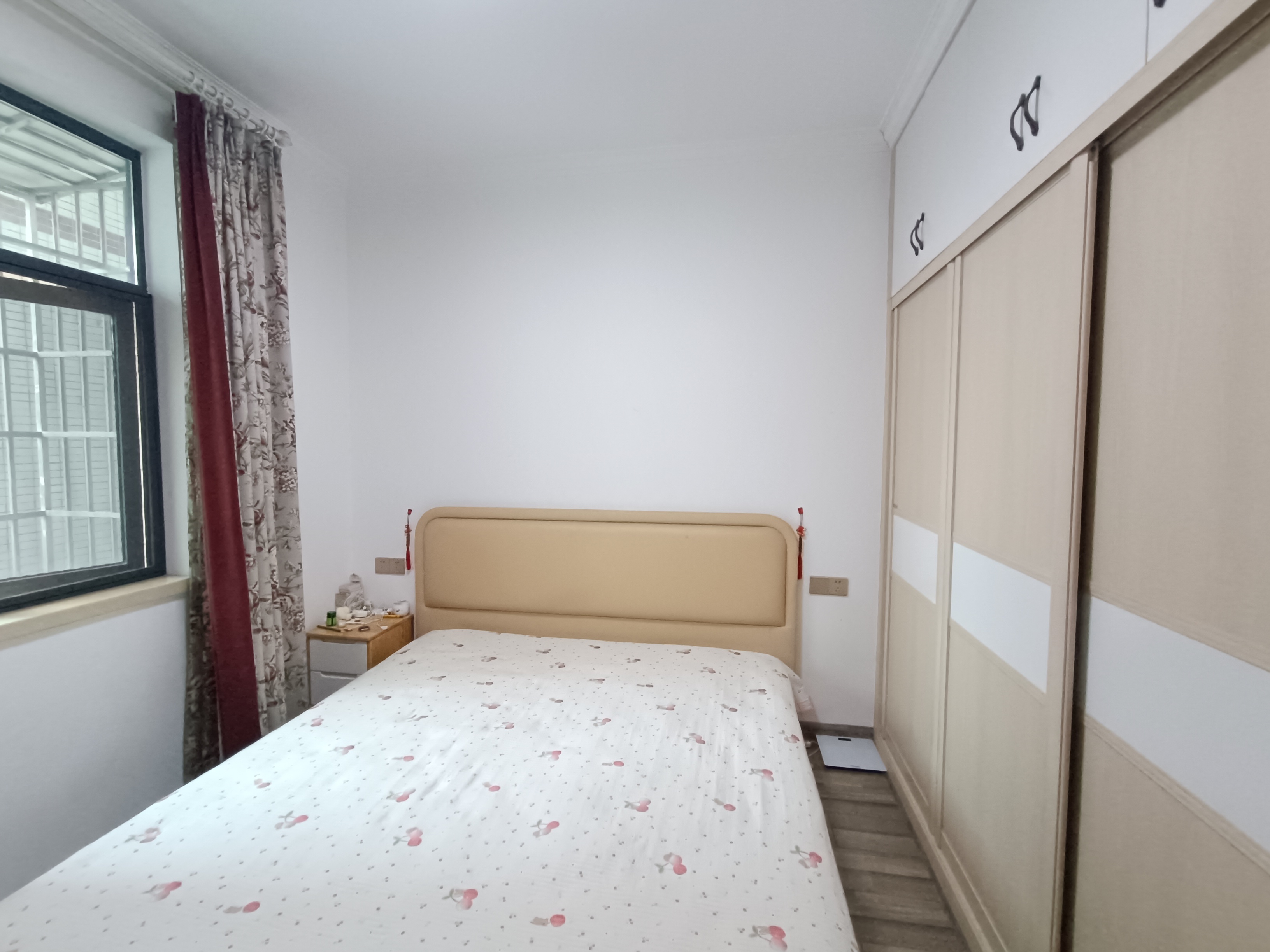 东方明珠  3室2厅2卫   62.00万客厅