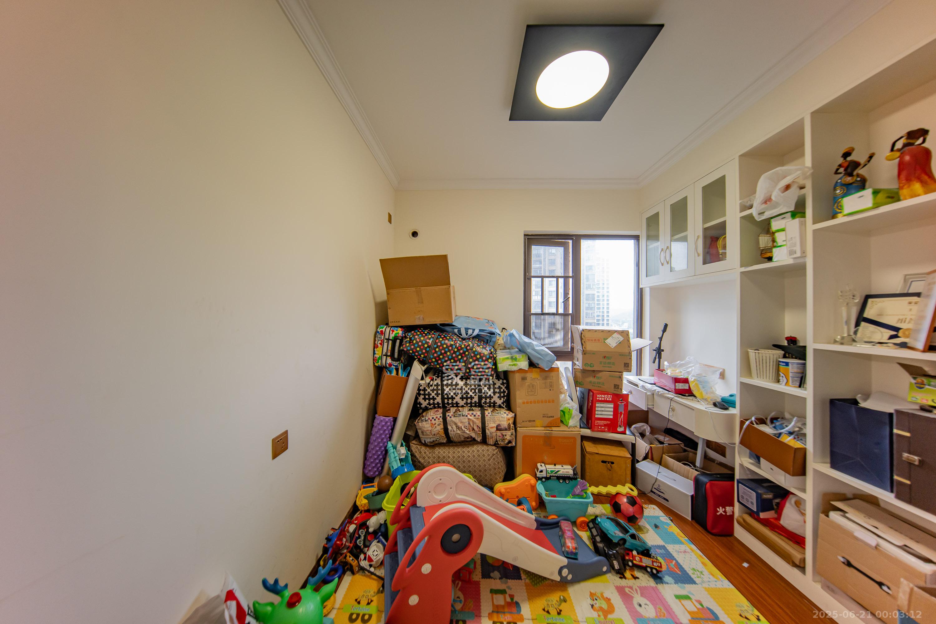 华润橡树湾 4室2厅2卫 102.8万 华润橡树湾 4室2厅2卫 102.8万卧室