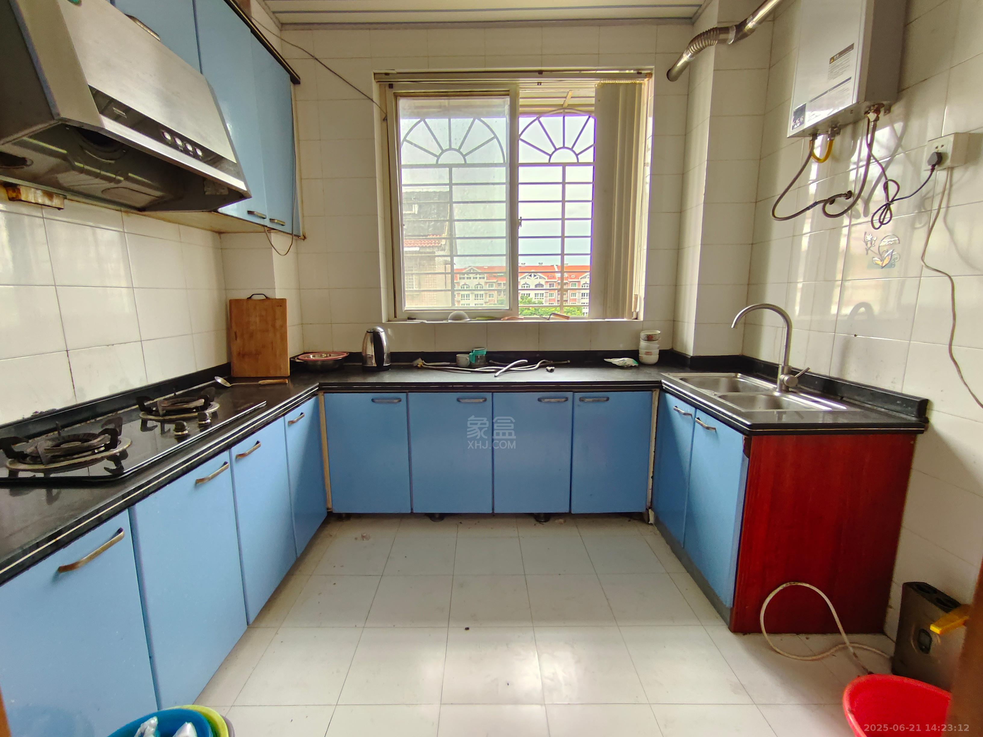 长城小区 4室2厅2卫 1350.0元/月 长城小区 4室2厅2卫 1350.0元/月室内图