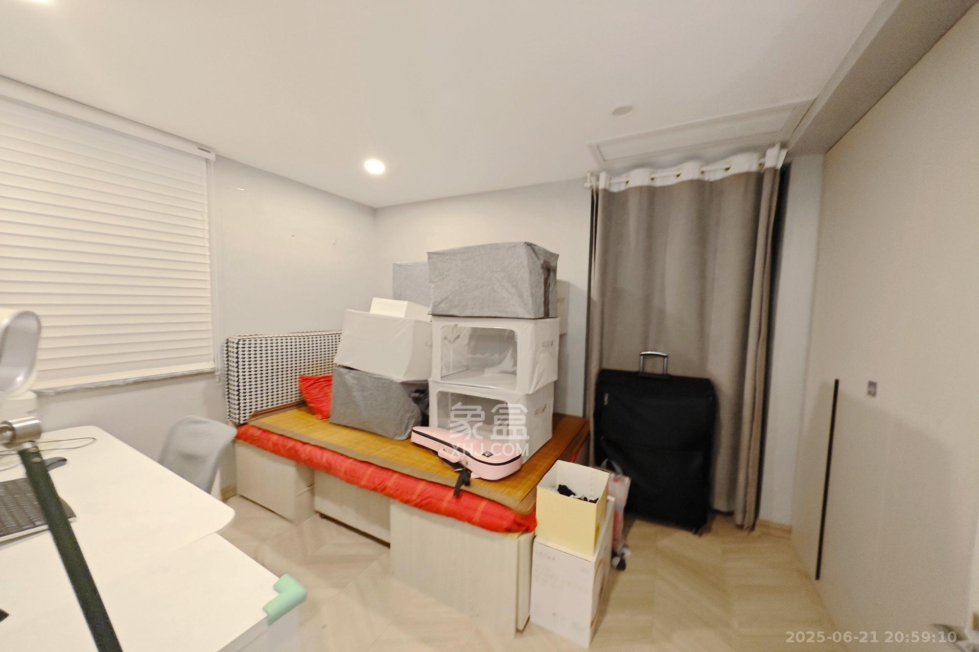 建发中央悦府  5室2厅2卫   225.00万卧室