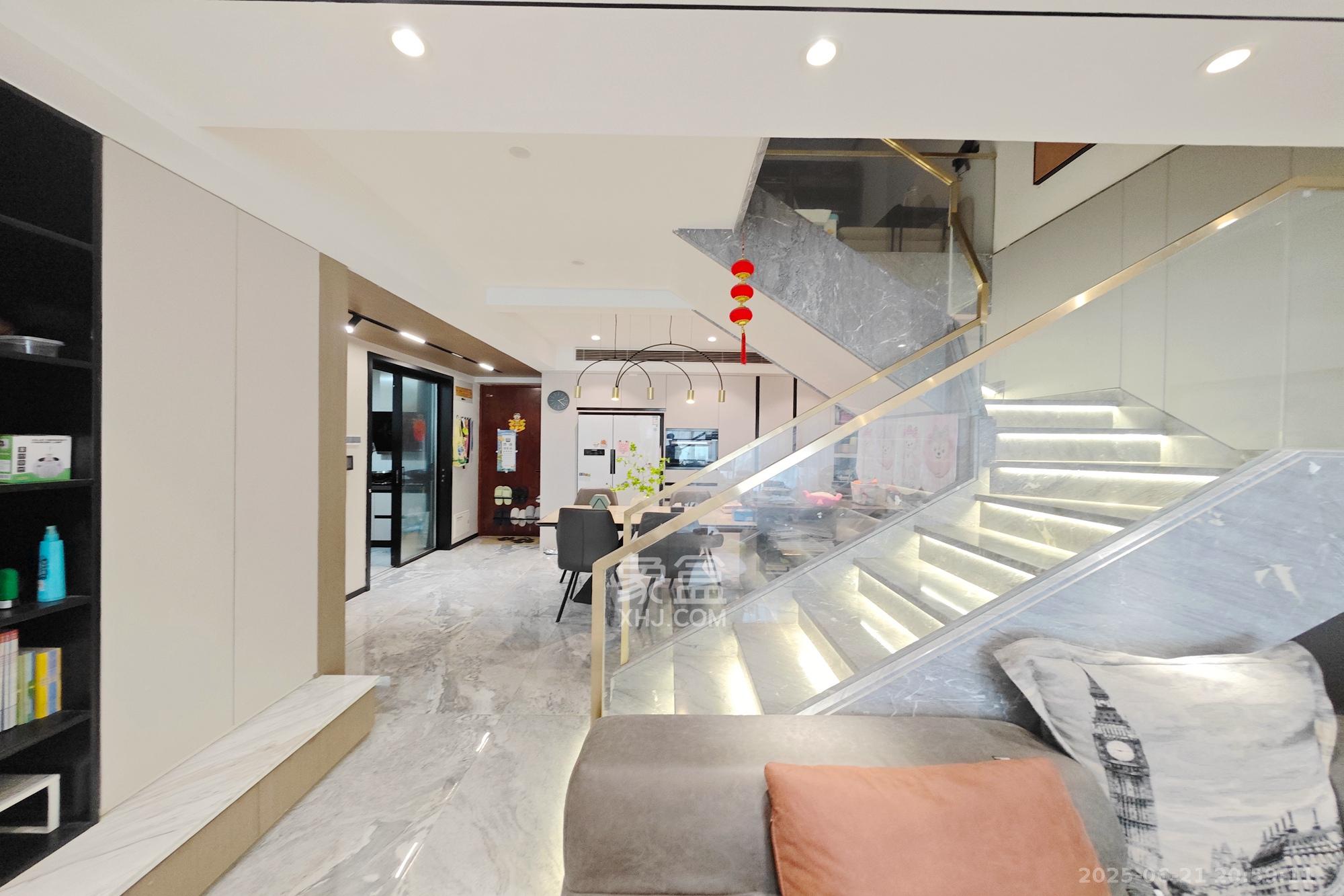 建发中央悦府  5室2厅2卫   225.00万客厅