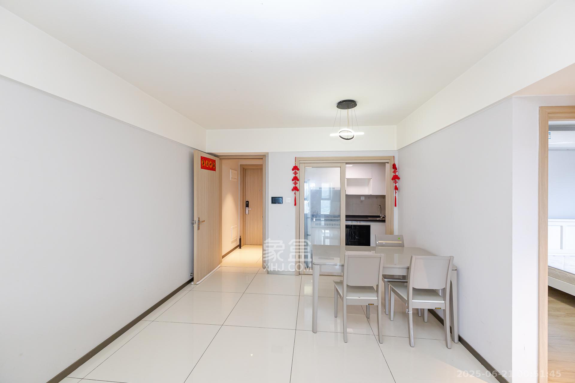 时代倾城五期 3室2厅1卫 68.0万 时代倾城五期 3室2厅1卫 68.0万客厅