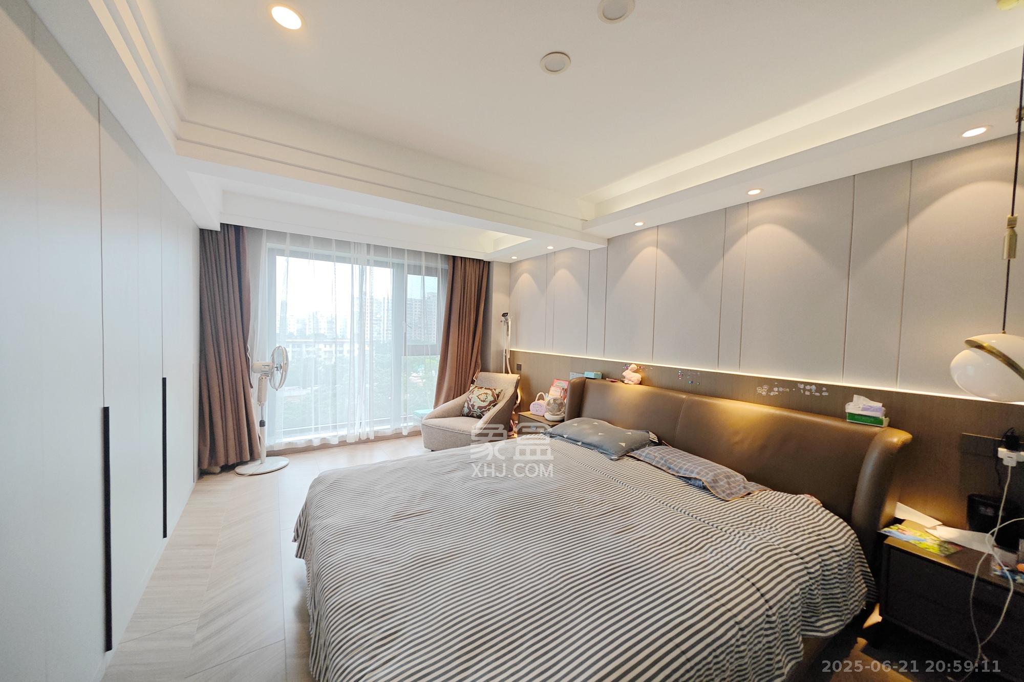 建发中央悦府  5室2厅2卫   225.00万卧室