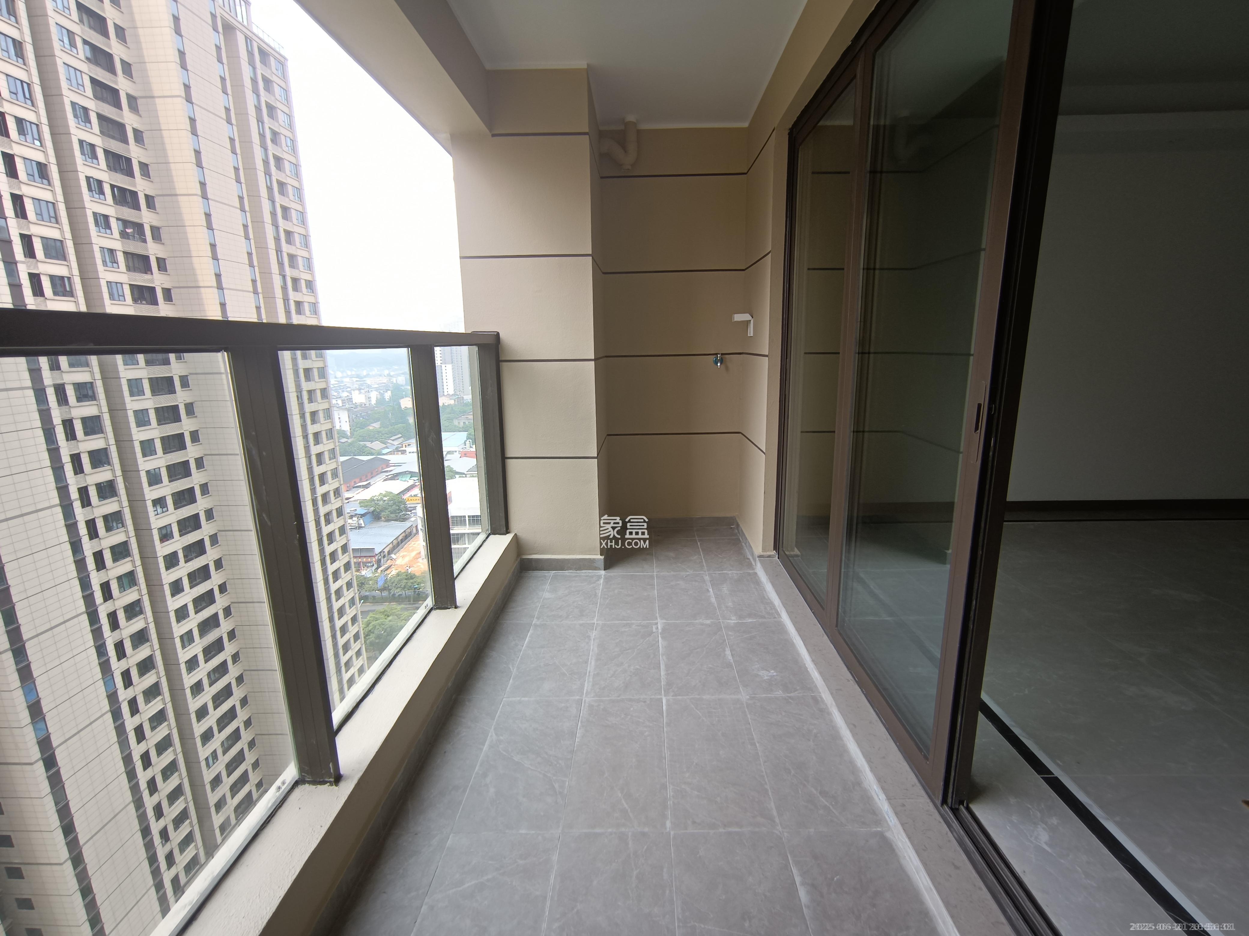 龙湖铂金中心(龙湖春江郦城) 3室2厅2卫 5000.0元/月 龙湖铂金中心(龙湖春江郦城) 3室2厅2卫 5000.0元/月室内图