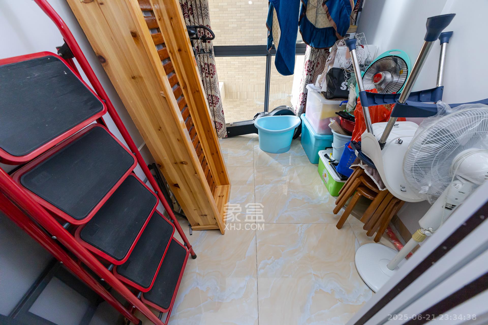 盛腾学林西岸  4室2厅2卫   130.00万阳台