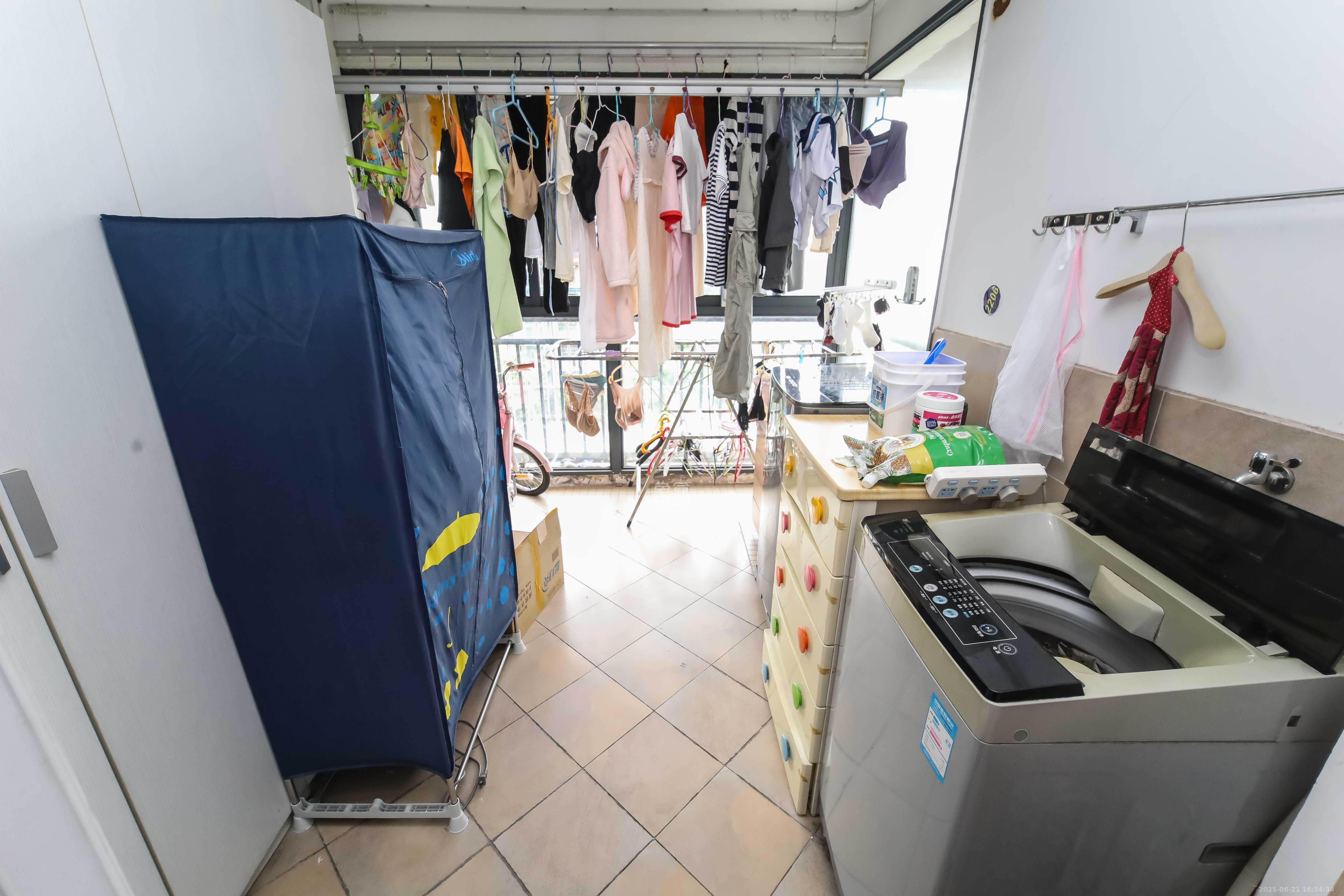 丽景新贵  3室2厅2卫   125.00万阳台