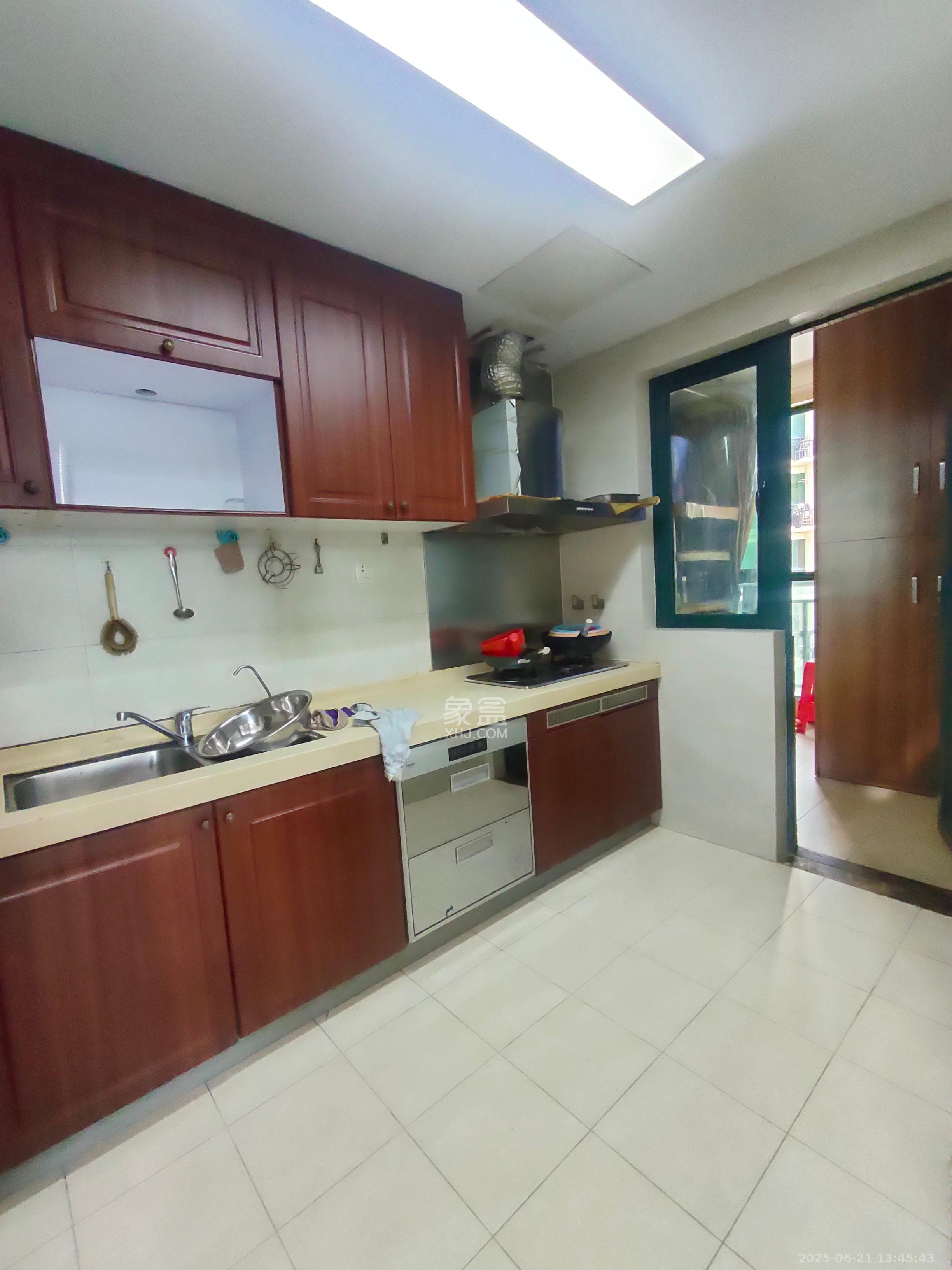 恒大城  3室2厅2卫    2400.0元/月 恒大城  3室2厅2卫    2400.0元/月室内图