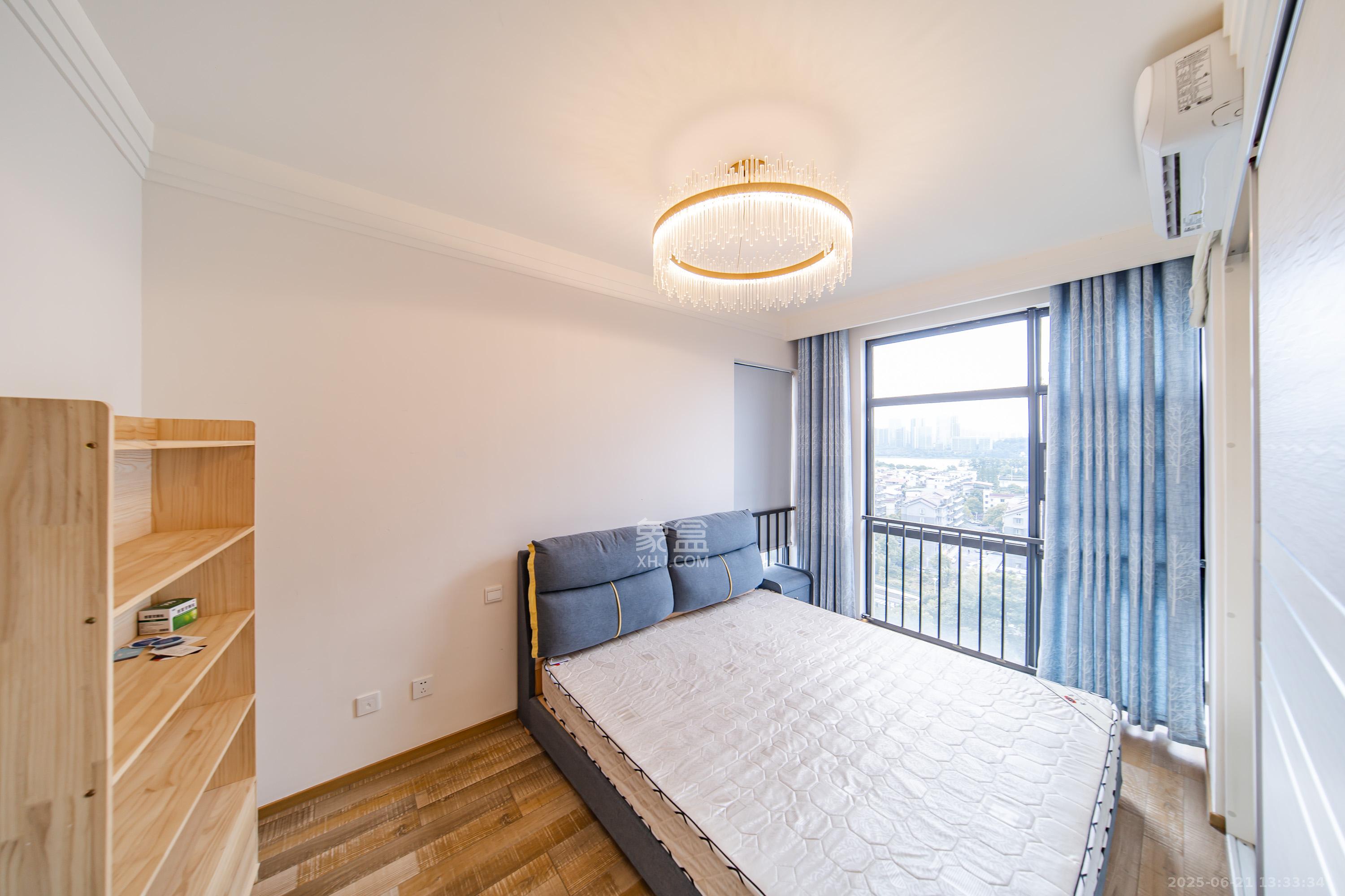 阳光100一期、四五期 3室2厅1卫 95.0万 阳光100一期、四五期 3室2厅1卫 95.0万卧室