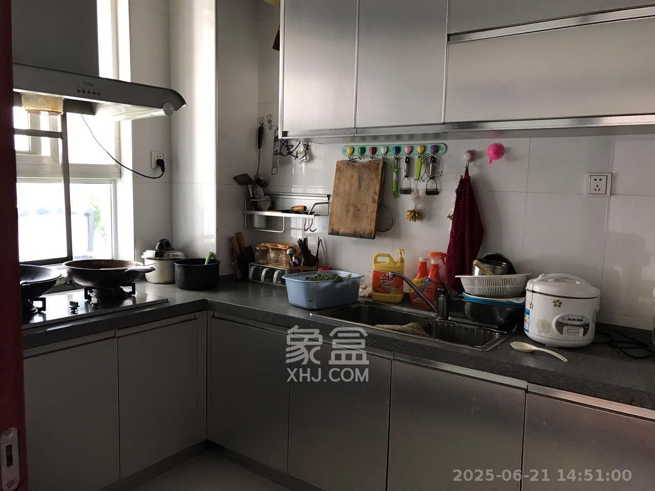 嘉盛华庭(一期、二期、三期) 3室2厅2卫 2800.0元/月 嘉盛华庭(一期、二期、三期) 3室2厅2卫 2800.0元/月室内图